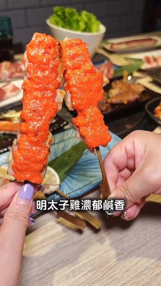 板橋寵物友善燒肉店又挖到一間🔥
這次吃的是 小秘苑燒肉，不只可以帶毛小孩，
餐點也比我原本預期更有記憶點！

先說我很喜歡的涼拌牛舌，
用的是牛舌尖肉，

口感帶點Q彈嚼勁，
做成涼拌後吃起來很清爽，

很適合拿來當開胃菜，
還沒開始烤肉就先默默吃掉好幾口😹

接著明太子雞、焦糖檸檬雞都很有特色，
一個濃郁鹹香、一個酸甜清爽。

厚切豬五花用台灣溫體豬，
烤到油脂逼出來，再配辣椒、蒜片包生菜，
真的很涮嘴。

飯糰也不是來陪跑的🍙
明太子雞飯糰裡面還包雞肉，
焦糖起司雞飯糰甜鹹交錯，
意外很有存在感。

愛吃魚的也別漏掉，鮭魚油花很漂亮，
搭配店裡限定的惠比壽白啤酒，
微苦的大人味跟肥美鮭魚超搭🍺

肉品部分也都是老闆嚴選，
像櫻桃鴨胸就算不加太多調料，單吃也很香。

而且店裡還有一排老闆收藏的 
貓咪瓶裝酒，身為貓派看到直接多停留三秒😻

想找 板橋燒肉、板橋寵物友善餐廳、
板橋寵物友善燒肉，這家可以先收起來！

你們吃燒肉最愛哪一樣？
我這次會投 涼拌牛舌＋厚切豬五花 一票🔥

#板橋美食 #板橋燒肉 #板橋寵物友善餐廳 
#小秘苑燒肉 #寵物友善餐廳 縮圖