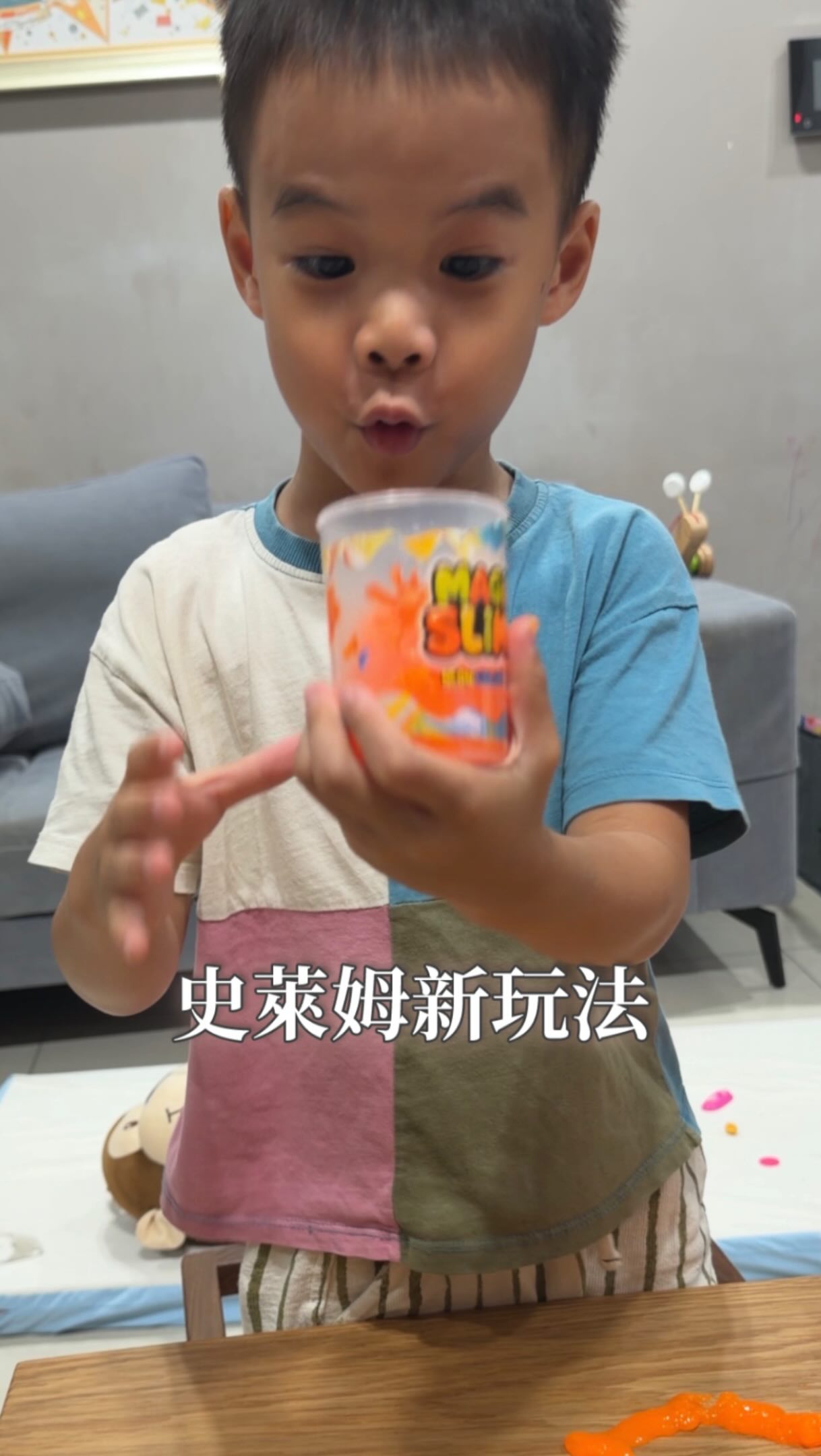 看到這個真的覺得超酷
史萊姆跟車子居然可以這樣玩

我們家兩個一拿到就玩超久
而且操作其實很簡單
把史萊姆裝進針管裡面擠出來
小孩自己就可以上手

路線完全可以自己亂畫
彎來彎去、繞一圈都可以
玩完還可以收起來再重玩
下一次又可以重新設計一條新的

不是只有一種玩法
小孩可以自己想、自己玩的玩具

這個沒有業配～
想找的直接上蝦皮找，或是點首頁

#分享 #生活 #親子 #親子玩具 #史萊姆 縮圖