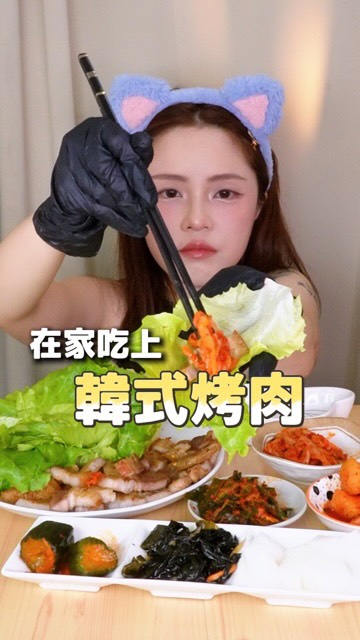 油油的烤肉配上泡菜特別解膩
今天搭配的是“花蓮韓國媳婦”的六種正宗韓式泡菜🇰🇷
全品項都是選用韓國進口調味原料
堅持呈現正宗、無改良的韓式風味
不用飛韓國就能吃到道地的韓式泡菜!
❤️白菜泡菜
台灣人最喜歡的泡菜品項
選用清脆鮮甜的韓國大白菜,還有正宗韓式調味
完全是我在韓國吃到的味道
放越久酸味會更明顯~
可以做成泡菜炒飯!
❤️韭菜泡菜
韭菜泡菜在台灣很少見,但韓國人很喜歡
嚴選花蓮吉安三寶之一的韭菜製作
帶有微微辛辣感!韭白的部位則帶有清甜味
入口濃濃大蒜味,非常重口味的泡菜
❤️涼拌小黃瓜
小黃瓜超級脆還很多汁!
我沒想到小黃瓜做成韓式泡菜居然這麼好吃!!!
發現新世界~~~
意外的很清爽開胃,我非常喜歡~
❤️涼拌海帶
在韓國也很常見,也是韓國小菜代表之一
酸酸甜甜,小朋友、不敢吃辣的也能吃
❤️蘿蔔泡菜
嚴選當季白蘿蔔
冬天是台灣履歷認證蘿蔔
夏天是進口蘿蔔
不得不說他們很會挑蘿蔔
能做到爽口、清脆、多汁,不簡單
比我在韓國吃到的還好吃~
❤️醃漬蘿蔔
這個我超超超超喜歡
酸甜脆口、沒有澀味
也是當季嚴選履歷認證的蘿蔔
超推薦配油膩膩的食物,有夠解膩的
難怪吃炸雞都要配它~
真的很推他們家泡菜,很有水準!!!!!
🌕中秋節油膩膩烤肉的好搭檔
@korean.xifu
/
#花蓮韓國媳婦 #正宗韓式小菜 縮圖