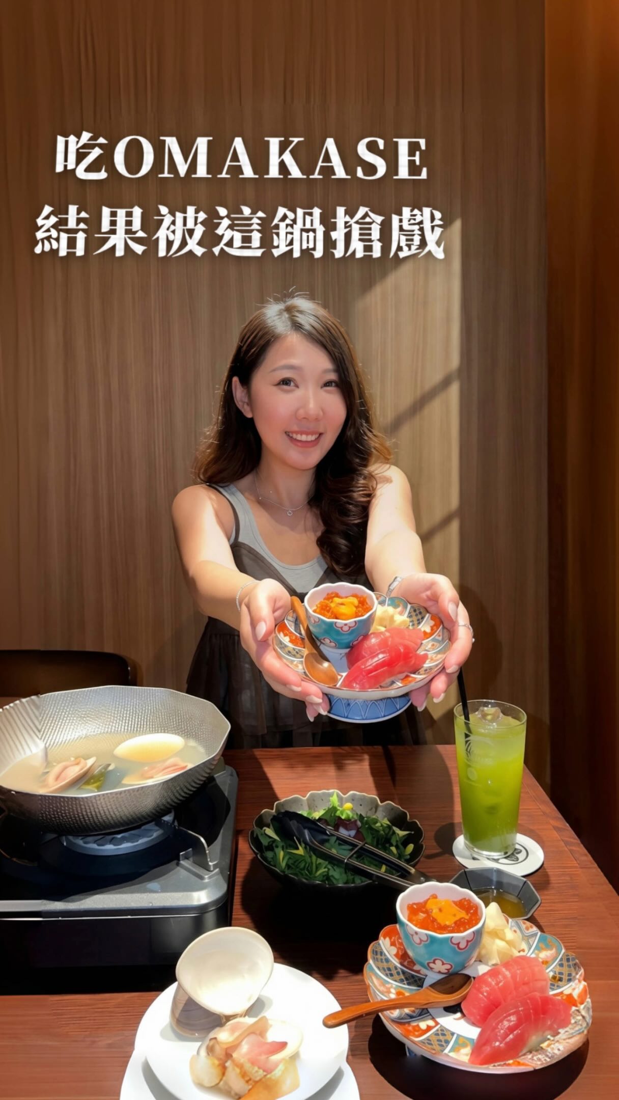 這間很適合那種
想吃 OMAKASE
但又不想整餐都只有握壽司的人
店名叫 出汁と鮨 橘 横浜
它最特別的是
把「出汁」跟「鮨」放在同一套套餐裡
所以不只會吃到本鮪握壽司
還會穿插熱湯、小碗丼、天婦羅、
蕎麥麵這些料理
整體節奏比較有變化
這次吃的是店家的 OMAKASE 極致套餐
內容包含蛤蜊出汁茶碗蒸、
炙燒章魚與蒿苣沙拉、大顆蛤蜊涮涮鍋、
本鮪握壽司 2 種比較、海膽鮭魚卵小碗丼、
烏魚子蕎麥麵、蛤蜊天婦羅、
出汁收尾跟當日甜點
另外這套還有 90 分鐘無限暢飲
店內也準備了來自日本各地的多款銘酒
如果本身會喝酒,整體體驗會更完整
我自己覺得這間很適合
排在橫濱行程的晚上
因為它離橫濱站很近
吃完不用再轉很多次車,行程很好接
出汁と鮨 橘 横浜 @sushi_tachibana_yokohama
📍神奈川県横浜市神奈川区鶴屋町2-23-8 TRN横浜鶴屋町 3F
🚶橫濱站 CIAL 口/北西口步行約 3 分鐘
☎️050-5799-1848
⏰週二~週五|16:00–23:00
週六、週日、日本國定假日|12:00–23:00
週一公休
#橫濱美食 #橫濱壽司 #日本美食 #OMAKASE #橫濱自由行 縮圖