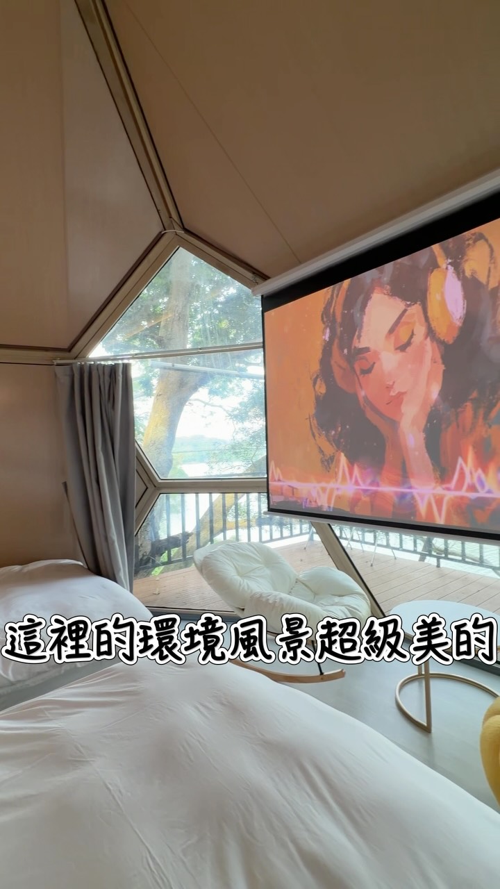 苗栗2026年最新的網美民宿
就在明德水庫裡
藏著一座充滿度假感的小島
日新島✨森語奢旅✨
住進水庫中央的星空屋
體驗兩天一夜的島嶼慢生活
這次來到這裡,
最讓人驚喜的就是整體環境‼️
被明德水庫環繞,
唯一同行是吊橋
遠離城市的吵雜,
走進島上開啟度假模式
而住宿則是這次的重頭戲✨
入住的是超有氛圍感的
「星空屋」
大片透明窗景,
把戶外的自然景色直接帶進房間裡,
欣賞山林與湖景
房內空間舒適,
住宿設備也準備得很完整
可容納四人房
獨立衛浴有SPA竟然還有浴缸
空調設備、KTV、投影設備
冰箱、除濕機、飲水機
無線充電、音響、戴森吹風機
竟然還有微波爐
戶外廚房(有防蚊帳)
還提供瓦斯爐
除了有碗盤餐具竟然還有洗碗機
戶外電影院喔‼️
冬天還有暖爐~
行李帶著走,入住就能享受露營的氛圍+飯店式住宿的舒適感🤍
白天是湖光山色,
傍晚是夕陽與微風,
晚上則是星空陪你入睡✨
如果你也喜歡大自然、湖景、星空,又不想犧牲住宿舒適度,
這裡真的很適合安排一趟兩天一夜的小旅行。
早上還可以島上觀光
有咖啡廳也有動物喔~
孔雀及雞在身旁走動
還有梅花鹿及山羊
附近還有明德水庫水陸空遊憩區
玩空中腳踏車跟遊湖
✨ 森語奢旅✨
IG: @senyushelv_
地點:苗栗明德水庫日新島
導航:日新島第一吊橋
停車場:旁邊有大型免費停車場
附近有7-11(建議買好再上島)
把城市留在島外,讓自己好好放空兩天。
#森語奢旅 #日新島 #明德水庫 #苗栗住宿 #苗栗旅遊 縮圖