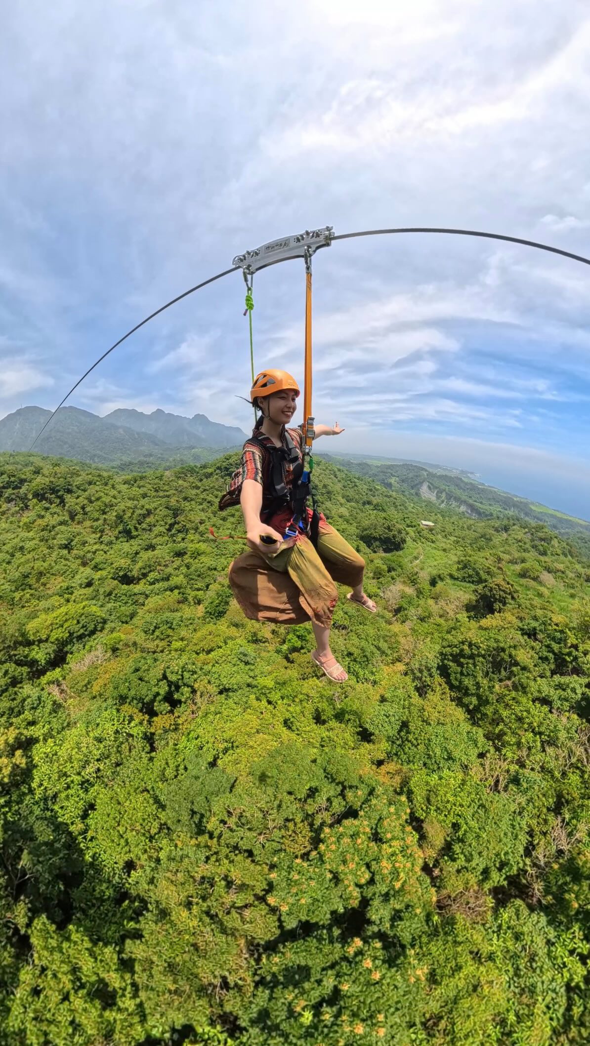 來台東千萬不能錯過這個行程！
全台唯一面山望海的樹冠高空滑索

📅 預約行程請洽 @juhufarmstay
📍 地點：竹湖山居自然生態休閒農場
☎️ 電話：089 832 383
ℹ️ 其他注意事項：
500公尺滑索，體重限制20公斤至85公斤
900公尺滑索，體重限制40公斤至110公斤

Visiting Taitung? Don’t miss this! Taiwan’s only treetop zipline with mountain and ocean views.

📅 Bookings: @juhufarmstay
📍 Location: Zhuhu Mountain Homestay Eco Farm
☎️ Phone: 089 832 383
ℹ️ Notes:
500m zipline — weight limit 20–85kg
900m zipline — weight limit 40–110kg 縮圖