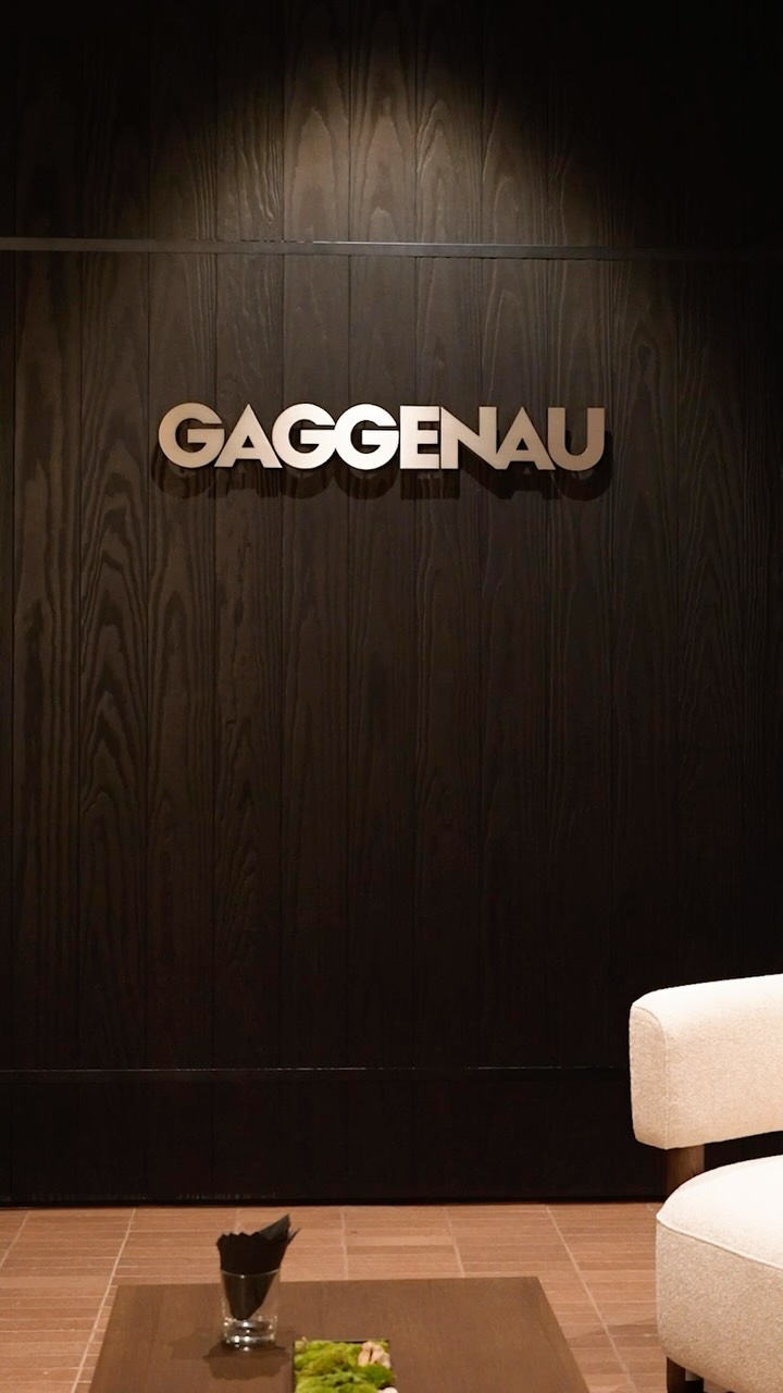 歷時 1,600 天的等待，
Gaggenau 旗艦店終於落腳台北信義區。

走進「一進一院」的空間語彙，
從三顆礦石的品牌工藝，到一杯溫度剛好的紅酒。

敬那些藏在磚石與微光裡，無聲卻優雅的講究。

@gaggenauofficial 縮圖