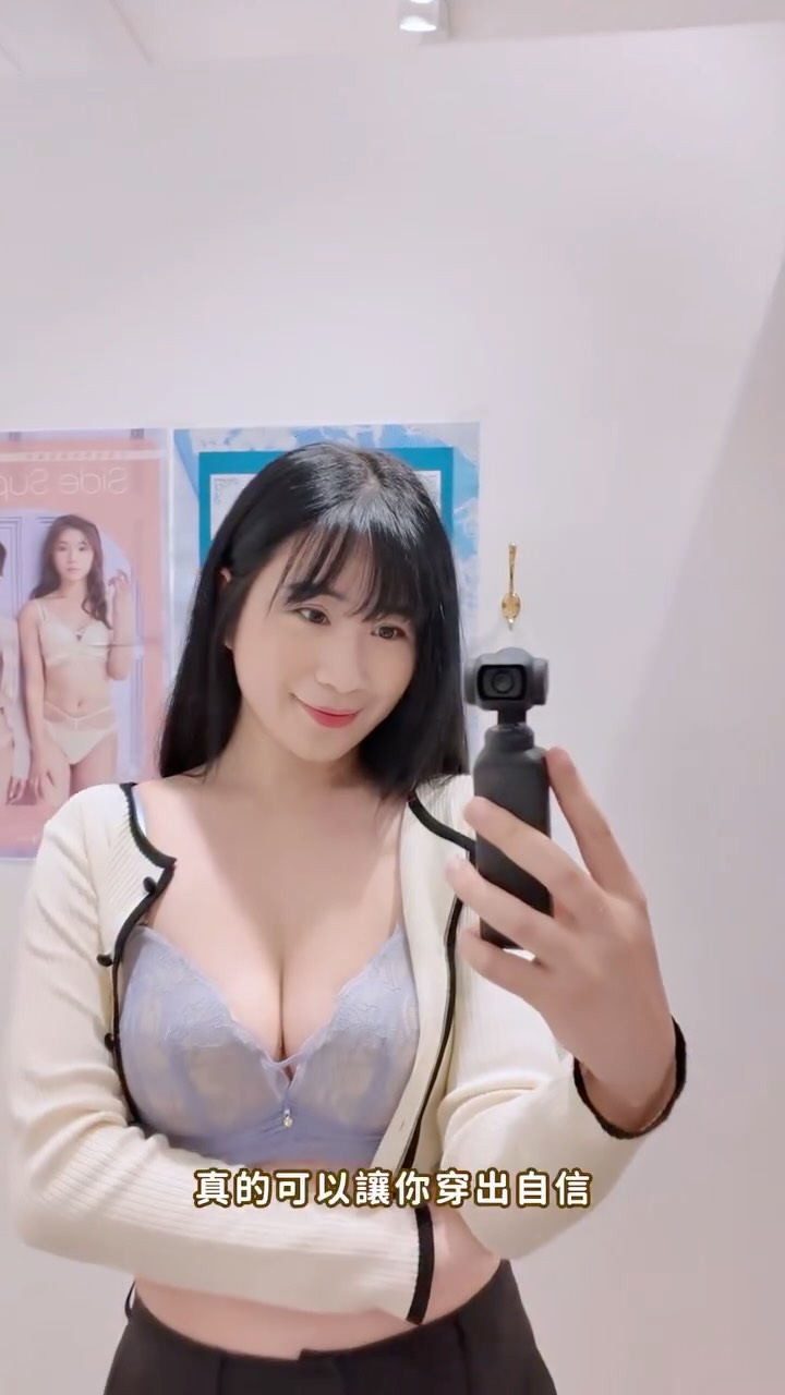 文末一起拿好康♡一件好的內衣,真的能讓妳穿出自信
aimerfeel 一直都是我的愛牌之一,可愛與性感兼具,每次穿上都能讓整體線條更好看,也讓我更有自信!
之前就來過 aimerfeel 中山店試穿、購買,每次店員都會依照我的需求耐心推薦款式和尺寸,過程完全不會有壓力,購物體驗一直都很好。
這次又來試穿超人氣的「超盛系列」,集中效果真的很有感,穿上貼身衣服後,整體胸型和身形線條也變得更漂亮✨
這次挑了兩款跟大家分享:
♡ 柔軟羅紋無鋼圈超盛內衣
柔軟有彈性的布料能減少肌膚摩擦,加上無鋼圈設計,穿起來舒適自在、不容易產生壓迫感,很適合重視日常舒適度的女孩。
♡ 薄紗蕾絲超盛內衣
集中托高、打造立體深溝,搭配穩定不易位移的 U 字美背設計,性感又有包覆感,穿上後曲線真的很好看!
而且 aimerfeel 每一季都會推出很多新款,不管妳喜歡舒適無鋼圈、日常百搭款,還是想要更集中、更有曲線,都能找到適合自己的款式。
活動期間即日起至 8/31,全館 BRA、小褲及家居服都有折扣,消費滿額還能現折!
BRA全館|2件8折 3件7折
小褲|3件7折 5件6折
家居服|全館7折 2件6折
另外,只要到 aimerfeel 中山店完成試穿,再到這篇貼文下方留言:
「到 aimerfeel 中山店試穿,銷售人員服務親切。」
就可以獲得指定款內褲一件🎁
有興趣的女孩,可以從捷運中山站 2 號出口出發,到門市試穿看看,找到真正適合自己的內衣🤍
@aimerfeel_tw_offical
#超盛內衣#aimerfeel中山門市 #日系內衣 #無鋼圈超盛內衣 #試穿留言送小褲 縮圖
