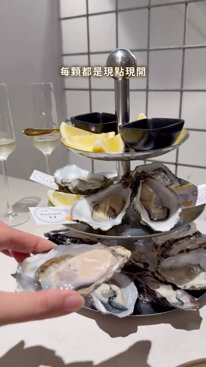 這次來到 SHE’LL Oyster Bar 敘,一看到生蠔塔端上桌,立刻忍不住問:今晚有人要一起挑戰嗎?😂
這裡有日本進口的生凍生蠔,也有法國空運的活體生蠔,可以依照自己喜歡的口感挑選。每顆都是現點現開,肉質飽滿、味道鮮甜,吃起來沒有腥味,還帶著淡淡的海味🤍
原本以為來這裡就是專心吃生蠔,沒想到拉麵也意外厲害,根本是被生蠔耽誤的拉麵店(笑)🍜
🍜 生蠔雞白湯拉麵
雞白湯濃郁又順口,喝起來有滿滿的膠質感,搭配鮮甜的大顆生蠔,整碗吃完真的很滿足!
🦪 生蠔日式冷麵
微微川燙的日本生蠔,搭配冰涼滑順的日本素麵和日式橘醋醬油,清爽又開胃,很適合夏天來一碗~
SHE’LL Oyster Bar 敘
台北市大安區大安路一段19巷20號 縮圖