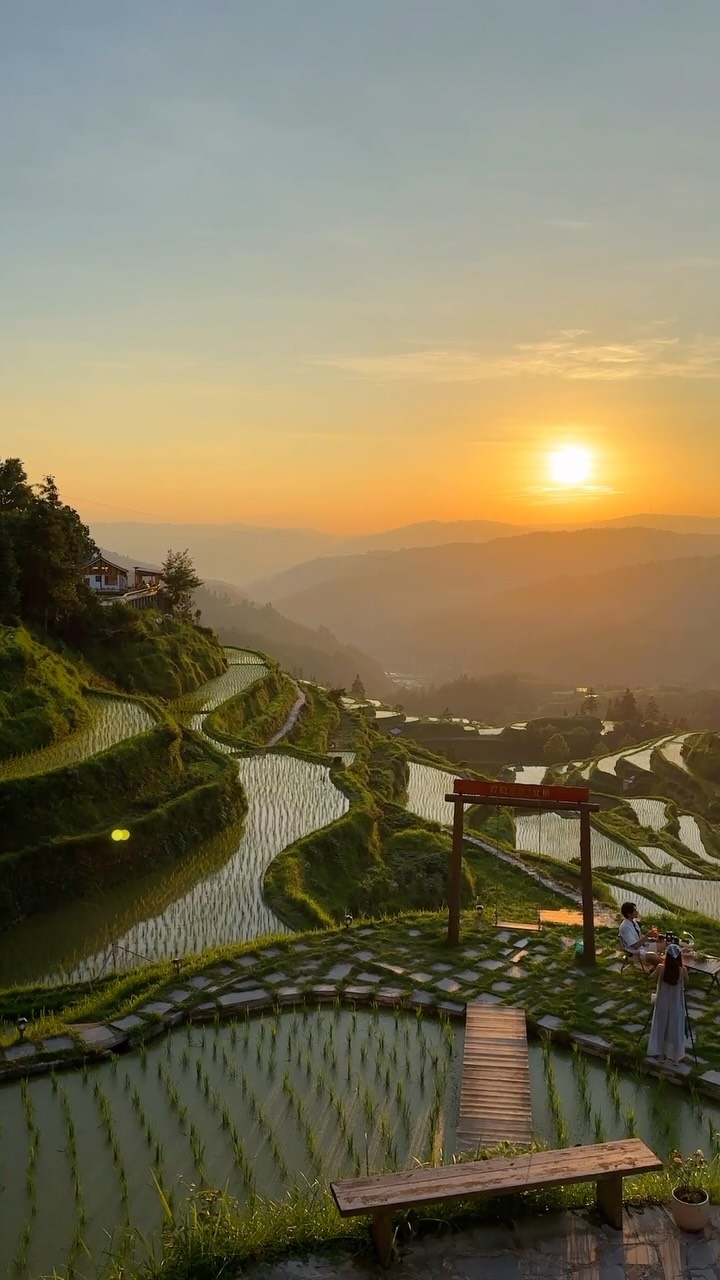 Comment your 2026 sunset pics below!👇
(yes, you can now upload your own pics to the comments section!)
Honored to have been able to experience the incredible landscapes of Guizhou with @eastogotravel
The Xiage Rice Terraces are located near the Zhaoxing Dong Village in Liping County, Guizhou.
We arrived just in time to catch the sunset and boy, was it majestic!
Dispersed sunlight, terraced green fields, and a peaceful atmosphere that can’t be beat.
We spent a few moments capturing the beauty and then settled down to ambient dinner among the fields.
What’s the best sunset you’ve seen so far this year, what was the context and story behind it? I’d love to hear your stories 🥺💖
#explorechina #travelchina #guizhou 縮圖