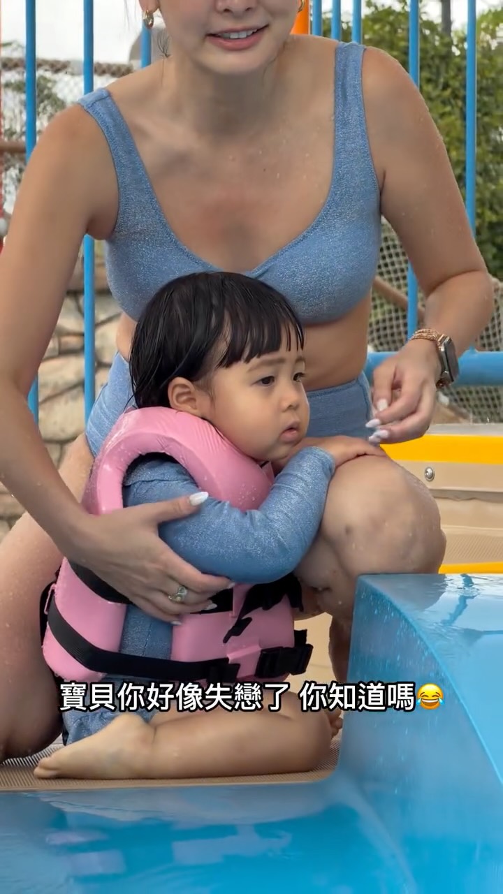 去年來濟州島時寶寶還太小
沒有規劃去水上樂園
今年長大一點帶她來體驗😙
認真覺得神話世界水上樂園對小朋友真的好友善
很多設施都可以玩~~
還可以租借救生衣
怕冷還可以跳進室內溫熱水池
唯一小遺憾的是
媽媽沒有玩到給大人的刺激滑水道
但帶寶寶就不想花時間在排隊上
推薦帶小孩來玩🥰 耗電量非常足 縮圖