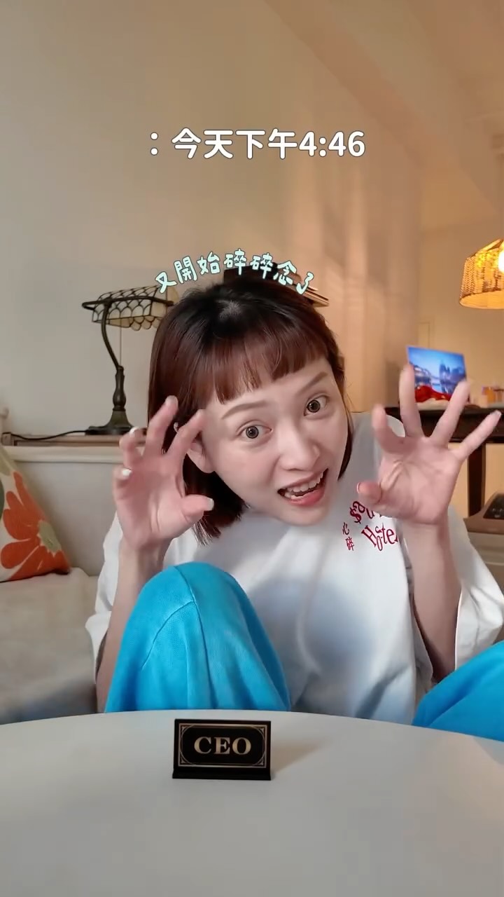 最近被助理發現一件事,
就是我真的很~~~愛否定自己ദ്ദി (⩌ᴗ⩌ )
所以這次助理送了我一個很特別的東西,
是 JK銀飾 × 北港武德宮聯名的黑虎將軍系列!
我真的超喜歡ㄉ啦!
我自己很喜歡它背後的概念,
不只是把黑虎將軍的意象做成可以每天戴在身上的飾品,
系列也都有經過北港武德宮過爐祈福~
這次我戴的是黑虎將軍雙色手環,
另外還有一顆我超喜歡的黑虎鎮財金屬寶印,
虎踏元寶、四方入財這些小細節近看真的做得很漂亮,
而且還可以免費刻字,變成真正屬於自己的東西✧( •˓◞•̀ )
以前我會覺得信仰好像是遇到事情的時候才會想到,
但現在反而覺得,
有時候它更像是一個每天陪在身邊的小提醒。
結果會怎樣沒有人知道,
但至少在結果出來以前,
不要每次都第一個否定自己!
這句本人目前還在努力學習中呀比! 縮圖