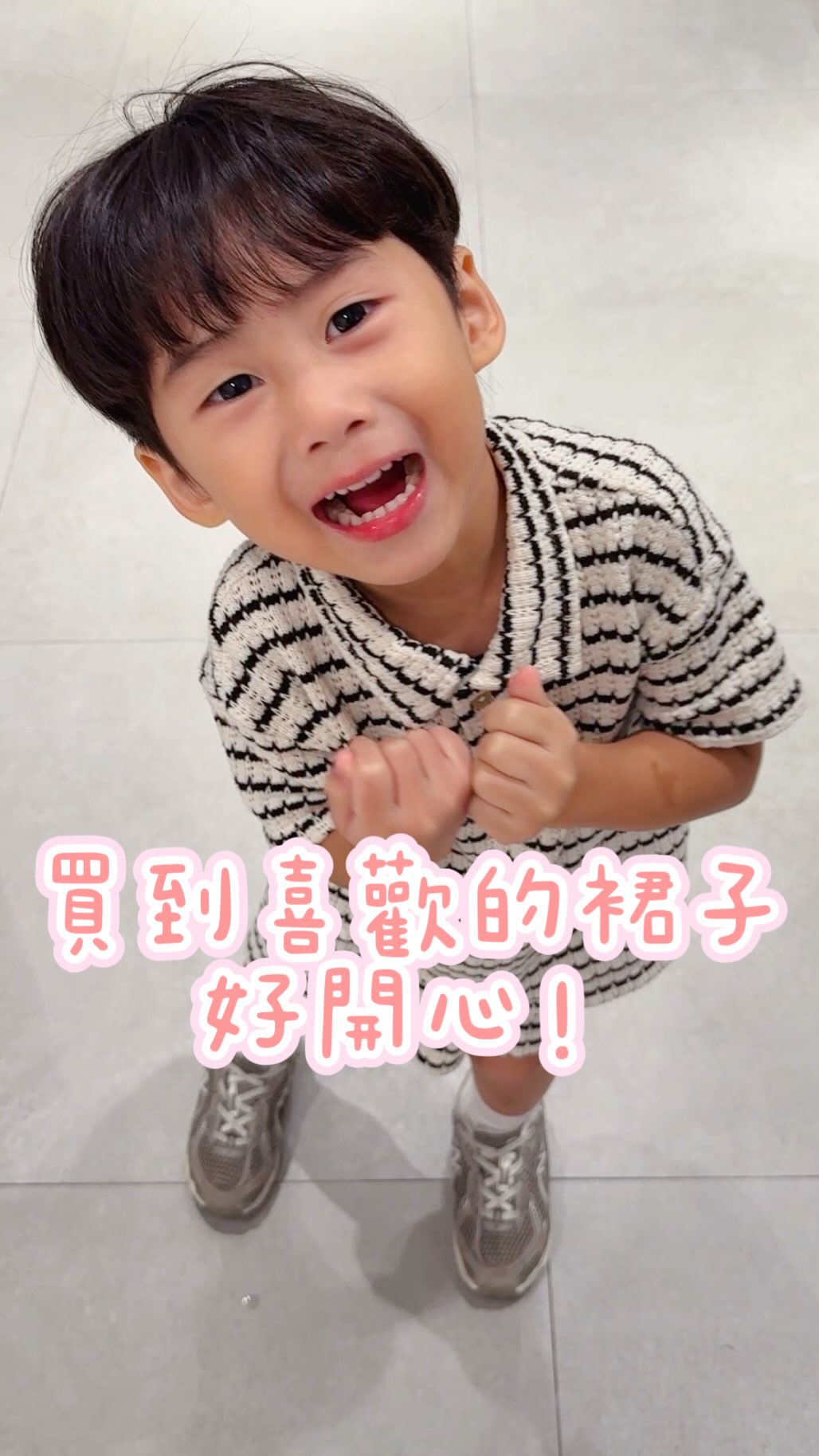 之前弟弟跟我說
他想要一件跟好朋友一樣的粉紅色裙子
因為太漂亮了🩷

有一次逛街剛好看到粉紅色的草莓洋裝
心想：這根本就是弟弟會喜歡的吧！！
立刻買回家給他🤣

結果試穿之後他竟然不喜歡
還很認真跟我解釋：
「我要的是短的裙子！」
好的，原來媽媽完全買錯了…

假日去看電影就順便帶他自己去挑
最後選了一件粉紅色的紗裙！！
拿到之後喜歡到直接抱著親🤣

回家馬上穿起來照鏡子
還很滿意地說自己「好可愛～」
現在已經迫不及待想穿去給好朋友看了😆 縮圖
