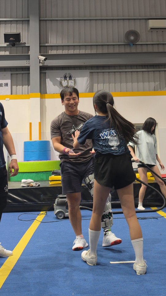 腳都還沒好就開始玩技巧
#partnerstunt #sports #cheerleading #funny #challenge 縮圖