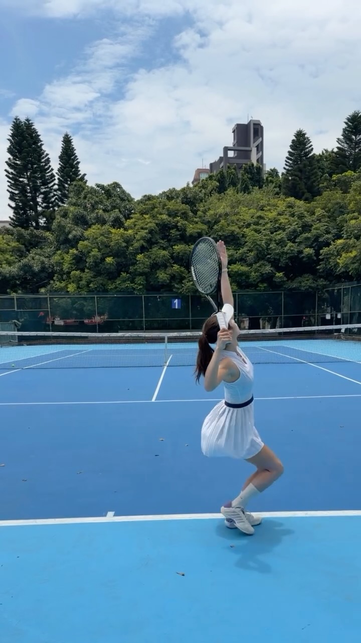 Let’s try serving down the T. 🔥🎾☀️
New Elegant Dress & racket by @nordicdots 👗
New Shoes by @kswiss_taiwan
#tennissummer #servepractice #servingunderthesun🥵 縮圖