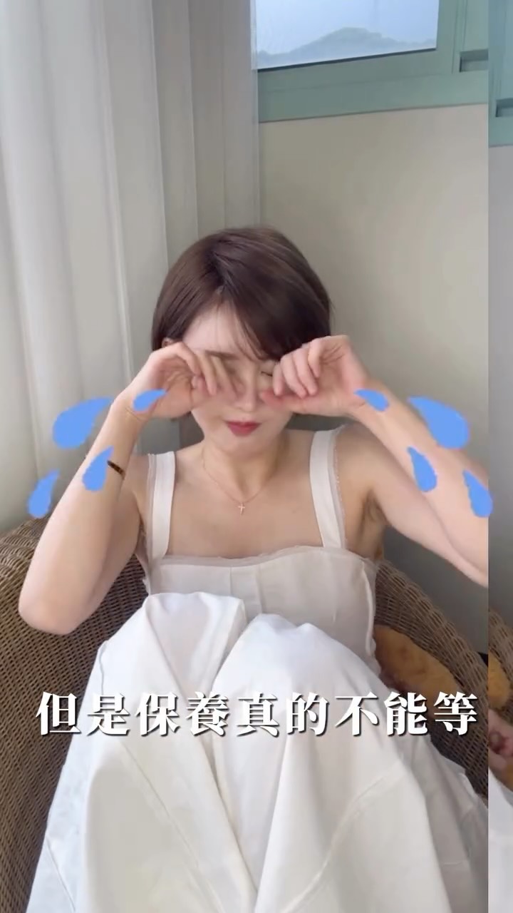 最近認真算了一下,一天到底有幾個小時沒在看螢幕?
答案是:除了睡覺,好像真的沒有😂
錄音看詞、做音樂剪片盯畫面、工作回訊息、睡前還要很沒出息地滑一下手機……一天用眼15個小時根本是基本盤。以前累了就閉眼休息一下,現在開始覺得,眼睛這種東西不能等它抗議了,才突然想起要保養。
所以我最近早餐多了一個固定班底——睦樂鱈魚肝油。
先說,我以前真的不愛魚油。
不是不知道 Omega-3 好,而是「魚腥味+巨大膠囊」這個組合,我光想到就飽了🤣
(red arrow right)後來才發現,這款挪威🇳🇴已有170年的品牌鱈魚肝油跟一般單純補充魚油的概念其實不太一樣。
除了 Omega-3 中的 EPA、DHA之外,鱈魚肝油本身還能提供脂溶性的維生素A、D;睦樂這款另外含有維生素E。
對我這種長時間盯螢幕的人來說,我特別在意維生素A,因為它有助於維持暗處的視覺;維生素D可以幫助鈣質吸收,維生素E則具有抗氧化作用。
等於我原本只是想替每天過度工作的雙眼「加點營養」,結果順便把幾種平常很容易忽略的營養素一起補進來。
而且它最收服我的,其實不是什麼大道理,就是沒有可怕的腥味😂
淡淡的檸檬風味,加上液態設計,反而讓它很好融入每天吃東西的習慣。
我最近也研究出幾個「懶人吃法」:
🥄 直接一匙|最適合早上趕時間的我,早餐後直接喝,最快。
🥣 拌進優格|我自己很常這樣吃,加點堅果或水果,直接變早餐。
🥗 淋在沙拉裡|搭配原本的沙拉醬一起吃,檸檬風味反而很搭。
🥑 搭酪梨、吐司|週末早餐想吃得漂亮一點,就一起搭著吃。
🍹 加入果昔|如果本來就有打果昔的習慣,也可以直接融入早餐裡。
對我來說,保養最怕的就是「太麻煩」。
只要一麻煩,就會從每天吃,變成想到才吃,最後變成放在冰箱裡跟它相敬如賓。
現在我跟老公早餐後都會記得來一匙,也算是我們兩個新的早餐儀式。
到了這個� 縮圖
