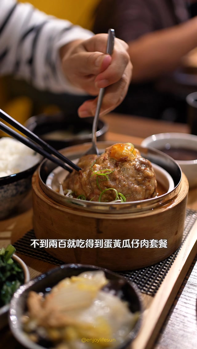 ☛ 真的太愛這種個人套餐啦 .ᐟ
不到兩百塊就可以吃到蛋黃瓜仔肉套餐,套餐不僅有 3 道小菜,還有湯品與甜點,重點~~~免 服 務 費!
這間台中新開幕的家庭定食,就在西區台灣大道附近。
我們每次去必點的就是「魚料理」,剁椒鱸魚 / 鱈魚 or 清蒸鱸魚 / 鱈魚都在兩百出頭,鱸魚大塊鮮嫩,一旁還有香菇、蛤蠣非常好吃~
百元出頭的蛋黃瓜仔肉更是大顆又實在!
比拳頭還大的份量,搭配上瓜仔的開胃,真是扒飯的好夥伴呢~
七月才剛開幕,我們已經去了好幾次 XD
喜歡這種家庭定食的朋友,這間請一定要收藏起來呦~♡
@fumijia_2026
#台中美食 #台中定食 #富米家 縮圖
