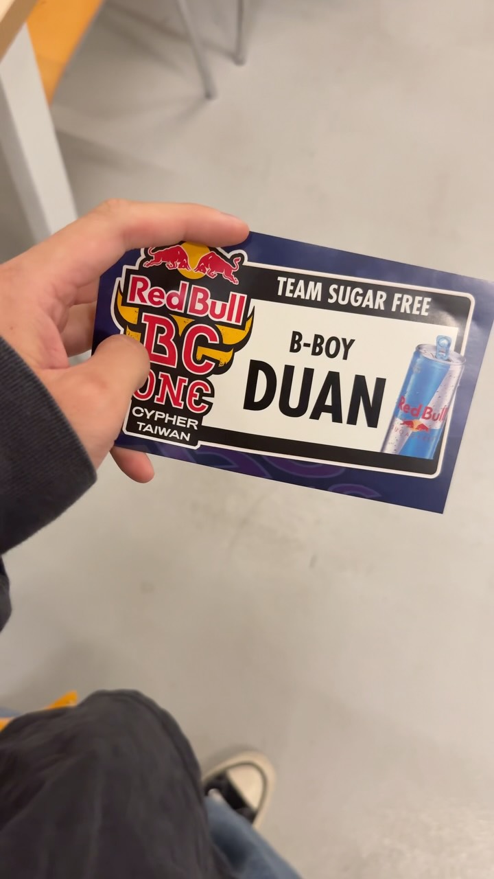 每一個動作都可能讓大家出動健保卡哈哈哈哈哈哈
感謝 @redbulltaiwan 邀請
我真的沒想到Red Bull會把創作者和舞者塞在一起玩🤣
能上到Phil的課還能聊幾句我真的太興奮了(;´༎ຶД༎ຶ`)
影片後面是我下地板大烙賽本能用locking救場的影片🤡
-
Thanks for invitation from @redbulltaiwan
Can’t tell how exciting I was to meet @philkwizard
That’s my first time to take a break dance workshop, but it’s kinda awkward that I failed when I get down and tried to fix my part with locking instinctively 🥲
I’ll do better then! It’s a beginning of me as a BBoy😀 縮圖