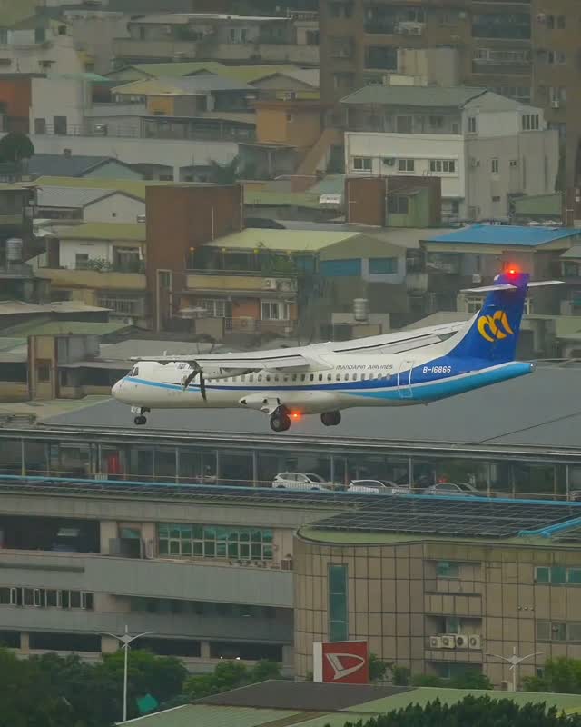 今天松山機場的機長跟塔台都辛苦了!大雨當空看得膽戰心驚,平安降落那一刻真的想幫全機拍手 ✈️🌧️😊👍🌈☔
Kudos to both the pilots and air traffic control at Taipei Songshan Airport today! Watching that heavy rain made my heart race, and I really wanted to clap for the whole cabin the moment we touched down safely..✈️🌧️😊👍🌈☔
Happy Sunday.....😊💐✈️🌈今日も1日お疲れしたー!!ありがとうございます..😊💖来週も頑張りましょう☘️✈️🌹假期愉快😊✈️💐Feliz domingo....🌹🌈🌤️Selamat berhari minggu....😊🙏✈️
(合成無し / No Photomontage / 無合成 )
#打卡熱點#東京カメラ部 #写真好きな人と繋がりたい #旅客機 #松山機場
Thanks for your likes
Video by suda kana (須田カナ +鄭家政) 縮圖