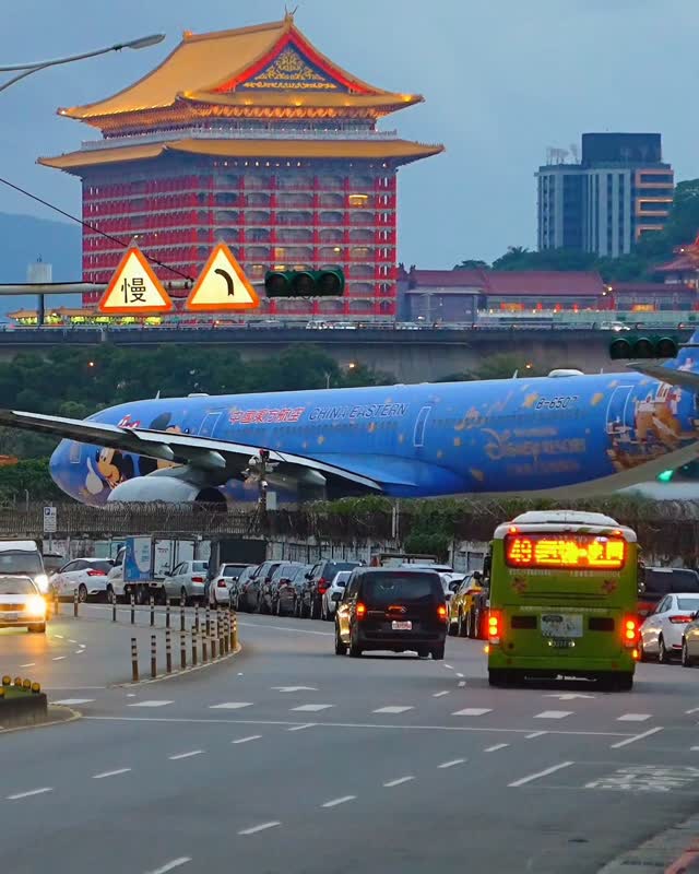 機長:今晚我們就住這間了,朝停車場方向前進🤣💐✈️
Captain : this is where we're staying tonight! Heading to the parking lot 🤣💐✈️
こんばんは🌼🌸..今日もお疲れ様でした🌼🌸素敵なお休みをお過ごし下さいね。〜❤(ӦvӦ。) Have a great weekend ❤🍀Apa kabar...🌹🌸⛅주말 잘 보내세요....✌💐🌹假期愉快🎊💐🌼🌌😊🌌สวัสดีค่ะ🙏🌼🌸Bonjour...😊⛅💖
#打卡熱點#東京カメラ部 #写真好きな人と繋がりたい #旅客機 #松山機場
Thanks for your likes
Video by suda kana (須田カナ +鄭家政) 縮圖