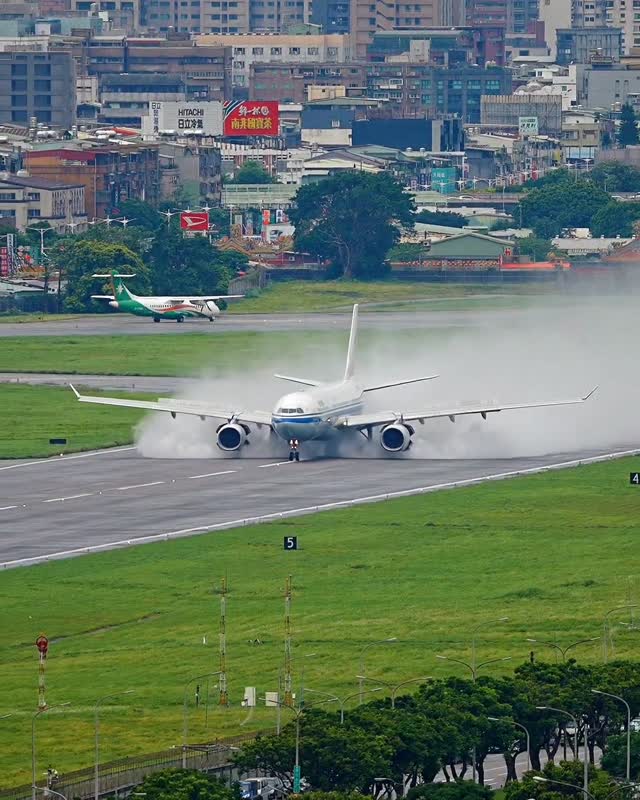 請問這降落給幾分😊✈️🌤️🍀☔💐
How would you rate this landing...😊✈️🌤️🍀☔💐
こんばんは..🌌火曜日お疲れさまでした...😊✈️🌈 🇯🇵..😊🌹 Happy Tuesday 🍀💐Selamat Hari Selasa....😊🙏Bom Dia🌹💖😊여보세요....✌💐晚上好🌹😊🌌สวัสดีค่ะ🙏🌼🌸Bonjour...😊⛅ 😊👍✈️
( 合成無し / No Photomontage / 無合成 )
#sonyphotography#vscotaiwan#tokyocameraclub#aviation#松山機場
Thanks for your likes
Video by suda kana (須田カナ +鄭家政) 縮圖