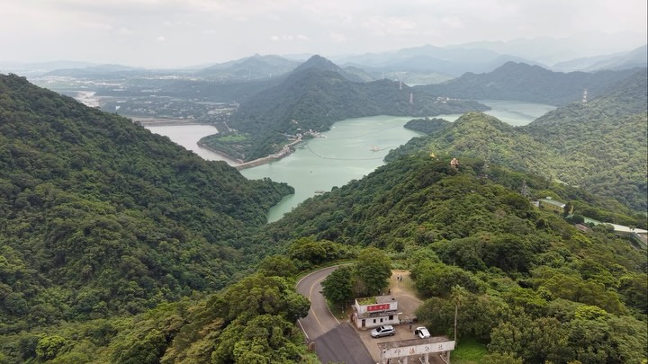 開車就能到的高空觀景秘境

「不用爬山，開車就能俯瞰石門水庫！」

📍地點

* 佛陀世界・石門水庫觀景平台
* 桃園龍潭 × 新竹關西交界

✨特色

* 開車就能抵達的觀景秘境
* 佛陀世界前身為「童話世界」遊樂園

🚗路況

* 一般小客車可抵達

🅿️停車

* 觀景平台附近可停車
* 停好走一下就到

🌊景色

* 高處俯瞰整片石門水庫
* 湖景＋山巒，視野非常遼闊
* 適合看景、拍照、看夕陽

空拍位置為綠色區域 縮圖