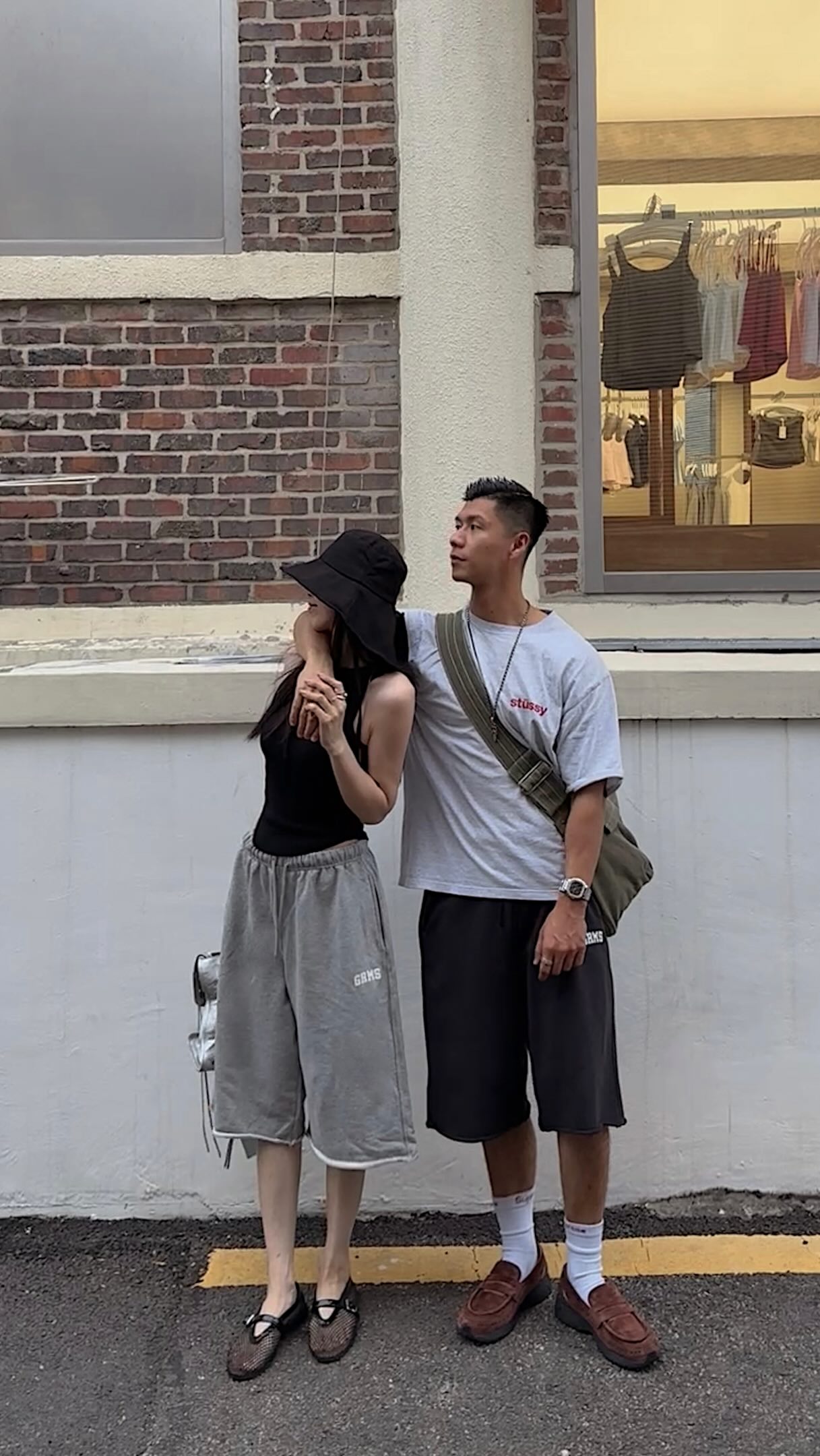 同居七年,我發現一件事!
新鮮感從來不是「新」
而是兩個人,都還願意對生活保持好奇
真正讓一段關係不容易膩的
可能不是一直換新的生活
而是一直用新的眼光,看同一段生活
因為生活其實沒有一直改變
改變的是,我們還願不願意一起對它感到期待
「今天看到一家店想去!」
「今天看到一個遊戲想玩!」
「今天突然想學一個新東西!」
不是因為這件事有多好玩
而是第一個念頭永遠都是:「我們一起!」
後來才發現,讓一段關係一直有生命力的
不是每天都過得很精彩
而是一直有人,願意陪你把平凡過得有趣
當兩個人還會因為一件小事興奮
因為一件蠢事笑很久
日子就很難真的變無聊😆 縮圖