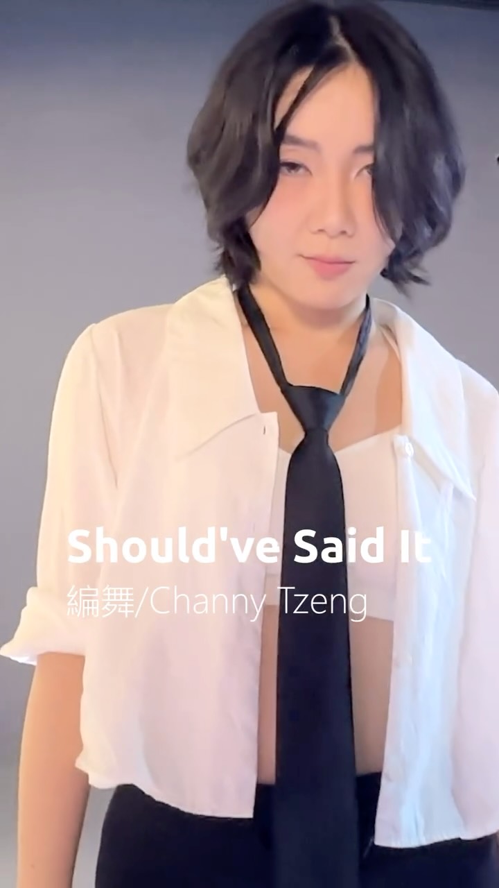 @channytzeng 說要放感情跳，甚至上課還阻止我們嘻嘻哈哈
「要有難過、哀怨，深宮怨婦的感覺」
謝謝 @pankuancheng @showmechen 一秒同意我的加班裝造
深宮怨婦沒辦法揣摩，但加班社畜共感十足
現主時我才剛寫完一份四千字的稿子，應該要再來修兩隻工商片
真的真的真的真的不想再看到工作了
剪個成發影片逃避一下，這首歌時再太太太太太身歷其境
而且這首歌拍點很強
我又很喜歡在拍點上做文章
剛好我們整齊度超高
剪片剪得好開心喔喔喔(那怕開心不到10分鐘還是很開心)

想說這次站在C位完全沒出錯
欸不出意外，就要出意外了
那天偏頭痛超嚴重，貼在脖子上的酸痛貼布就這樣默默掉下來
所以如果看到地板上怎麼突然多一個圓點
那不是胸貼，是酸痛貼布(眼神死
就說C位有魔咒，真的是齁
反正下下一期的基礎JAZZ LV1我已經卡位了
JAZZ的課越來越難搶，到底是為什麼啊？！

#爵士舞 #跳舞 #成發 縮圖