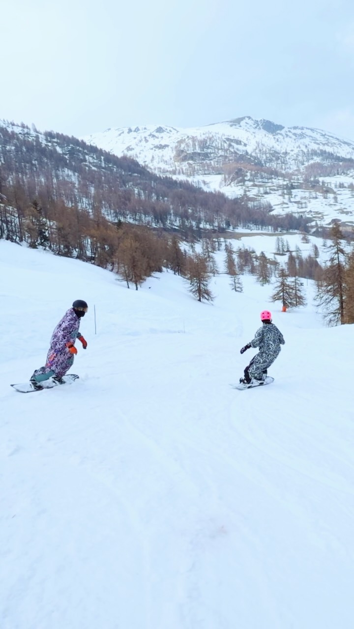 來義大利滑雪,當然不能只待在飯店旁邊滑兩條雪道就回去😂
Club Med Pragelato 連接的是橫跨義大利與法國的 Vialattea 滑雪區,總共有超過 400 公里的雪道。
雪區大,不只是數字聽起來厲害而已。
對我來說真正有趣的是,你可以一路移動、探索不同區域;每一座山、每一個小鎮的地形和氣氛都有點不一樣。這跟我們平常比較熟悉的日本滑雪,是完全不同的 experience。
身為 snowboarder 和教練,我也很自然地會去觀察這裡的雪道設計、滑行動線、程度分級,以及義大利教練帶 Ski/Snowboard group lesson 的方式。
這次因為還要工作和拍攝,當然不可能把整個 Vialattea 都滑完,但也因為這樣,反而讓我有一個很合理的理由可以再回來😂
如果你喜歡的不只是一直重複刷同一條雪道,而是想在滑雪的同時探索不同地方,歐洲的大雪區真的有它無法取代的魅力。
完整影片準備在 YouTube 上線,帶大家實際看看我們這次在義大利是怎麼滑的🏂
Club Med 普拉格拉托(Pragelato Sestriere):
https://reurl.cc/27zAMr
*本次旅程與 @clubmed 合作拍攝
#ClubMed #PragelatoSestriere #Vialattea #義大利滑雪 #歐洲滑雪 Snowboarding SnowboardTrip UnclePerry 縮圖