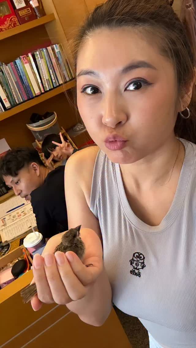 我發現很多媽媽都有一種病🤪
一開始總是說:
「不要啦!」
「不要養!」
「太麻煩了!」
結果……
最後照顧最多的人,永遠都是媽媽。
⸻
颱風天,老公跟二女兒撿回了一隻掉落在陽台的小麻雀
第一次養雛鳥,什麼都不懂
上網問 AI、請教養鳥的大姐、用吸管一口一口餵奶粉
那時候我心裡其實想著:
「牠應該活不了幾天吧。」
至少,我們有努力過。
沒想到,牠一天一天長大
我開始幫牠換更大的家、去鳥園買飼料、研究怎麼照顧牠……
三個星期過去了
現在的嗨啾,已經變成家裡的一份子
牠會跟著我們跑、會窩在我的手心
也會用清脆的叫聲提醒我們:「我在這裡。」
⸻
我一直告訴自己
等牠長大,就該回到屬於牠的大自然
但在那之前,我會好好照顧牠
因為我就是那種……
只要決定照顧一個生命,就會想照顧到底的人🙂↕️
⸻
突然發現
我跟老公好像一直都是這樣的分工
**他負責撿,我負責養到底。**😂
只是……
下次如果可以
麻煩撿一隻小狗好嗎?🤣🐶
⸻
不知道大家家裡是不是也有這種人?
嘴巴說「不要養」
最後卻最捨不得、最放不下的那一個❤️ 縮圖
