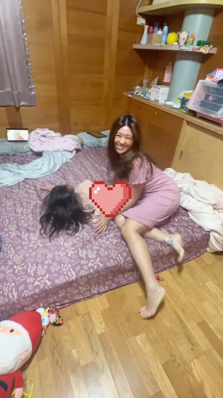 一直覺得孩子還小
直到最近想到最小的寶貝
也要告別幼幼班了
才發現她真的長好快
跟她挑戰抱抱挑戰時
心想:「16公斤而已,應該還好吧!」
結果抱起來才知道
原來她已經不是那個
能輕鬆抱在懷裡的小寶寶了
還好有做這個挑戰
不然我都沒發現
孩子早就在我們每天忙碌的生活裡
悄悄長大了
如果你的孩子還願意讓你抱、願意陪你玩
真的別等了!
趁他們還小
一起完成這個親子挑戰吧!
因為留下的不只是影片
而是以後再也回不去的回憶❤️
#親子挑戰 #告別幼幼 #影片回憶 縮圖