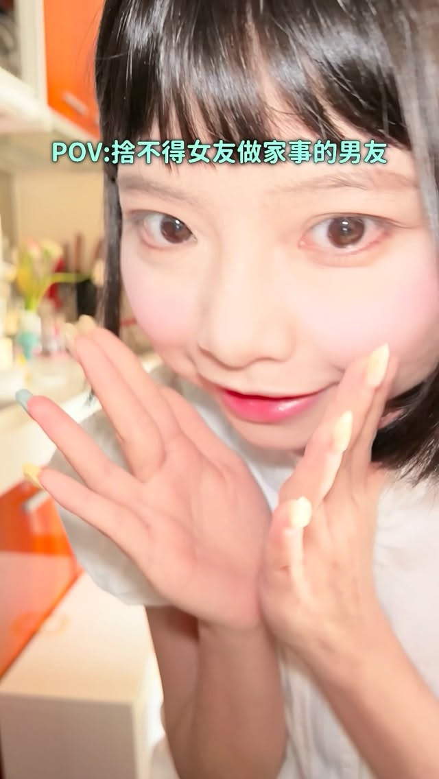 本來想假裝做家事
結果又被吉阻止了
男友金句:「女朋友的手不是用來做家事的!」
好喔,那我就負責在旁邊吃零食、順便監工
但不得不說!!
換成追覓 Air Station 羽量級割毛集塵吸塵器之後
打掃真的輕鬆很多!
我們家地毯超容易卡頭髮和餅乾屑
以前吸完還要用手清滾刷上的毛髮
根本是打掃完再打掃一次🥹
(我有時候也是會幫忙一下ㄉ)
它的 Tangle-Cut™ 割毛技術
會直接切斷纏繞的毛髮
吸完滾刷乾乾淨淨 這點我真的很有感!
而且前後都有綠光顯塵
本來以為地板看起來已經很乾淨
燈一照才發現:原來還藏了這麼多小灰塵
整台只有 1.1kg,拿起來很輕
平躺高度只有 9.5cm
沙發底、床底和櫃子底下這些以前很難清的地方
現在都能直接深入!
最喜歡的還是打掃完放回基座
就會自動集塵、排空垃圾
不用每次打開集塵桶弄得灰塵到處飛,也不會弄髒手✨
加購洗地模組後,連地上的油漬、醬料也能一起處理
小小一台不占空間
很適合小宅、長髮族和家裡容易累積毛髮的人🤍
讓負責做家事的男友更輕鬆
也讓負責監工的女友更滿意🤣
#合作 #追覓 #Dreame #AirStation #吸塵器
https://dreame.info/tTM5v 縮圖