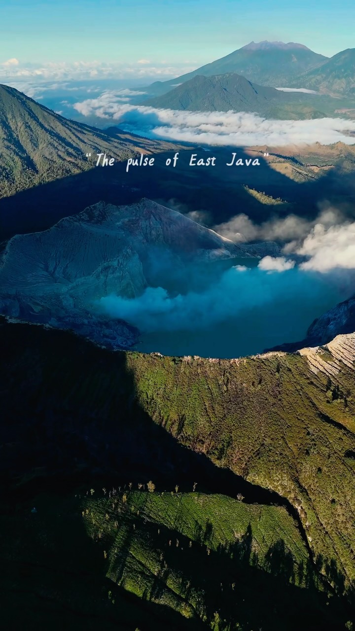 世界上規模最大的強酸火山口湖🌋
夢幻蒂芬妮藍:湖水呈現出如夢似幻的綠松石色或牛奶藍,這是因為湖水含有極高的酸性物質,是世界上酸性最強的水體之一,湖面溫度甚至可達 60°C🌡️
海拔高度:火山口湖海拔大約 2,769 公尺🌋
The world‘s largest highly acidic crater lake 🌋
Dreamy Tiffany Blue: The lake displays a surreal turquoise or milky blue hue caused by its extremely high acid content, making it one of the most acidic bodies of water on Earth. The surface temperature can even reach up to 60°C 🌡️
Elevation: The crater lake sits at an altitude of approximately 2,769 meters 🌋
#ijen #ijencrater #ijenmountain #伊真火山 #火山 縮圖