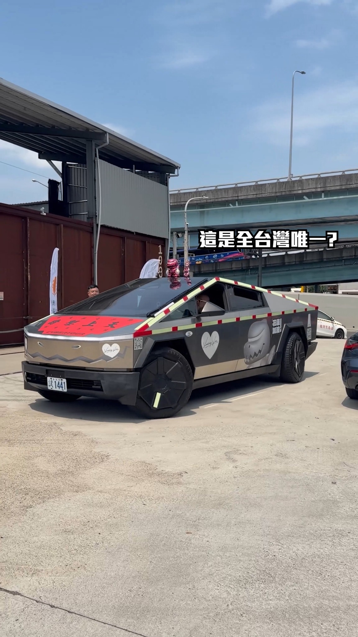 全台唯一的Cybertruck現身公益洗車場 @mr.sunnychiou @h8ppyslife @dinosaur__1230 @lucky_ppf #公益洗車 #人車故事公益聯盟 #汽車美容 #公益活動 #洗車 縮圖