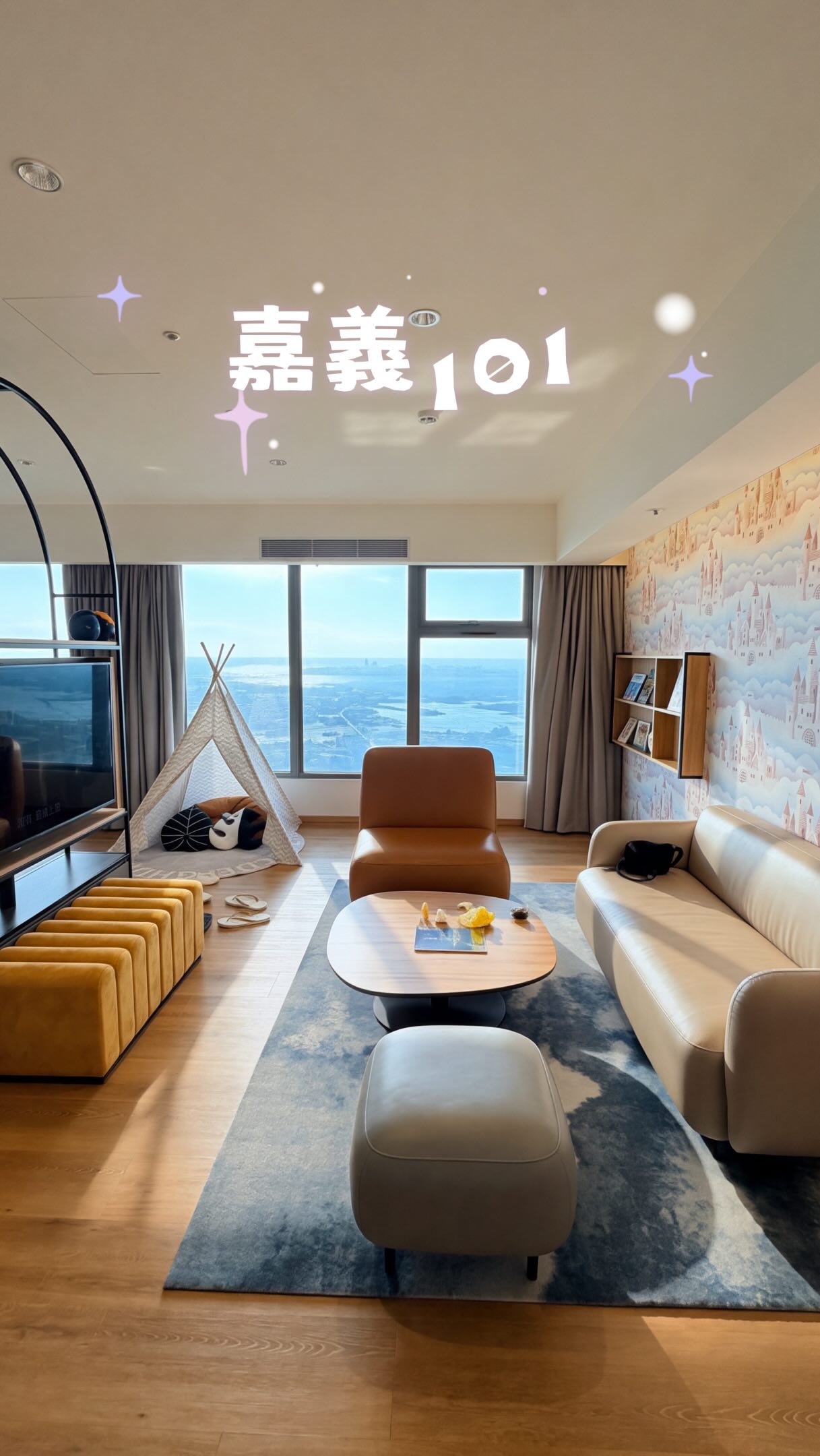 二訪 #嘉義101 這次入住親子房💞
一進房嚇到欸😲真的各種大.ᐟ.ᐟ
整面31樓高樓景觀🏢
寬敞客廳沙發🛋️餐桌、吧檯空間
兒童帳篷⛺️閱讀繪本📚
超大浴室、浴缸🛁淋浴間🚿
放完行李先衝兒童遊戲室🛝
遊樂設施也都還是維護的很好👍🏻乾淨、明亮
還有寬敞室內游泳池🏊不怕曬太陽👍🏻
這次直接安排一泊二食🍽️
晚餐是可以每人點一份主餐排餐🥩
再加上半自助式buffet
很喜歡這種用餐方式,也能更保有餐點品質
頂樓觀景平台不定期會有藝術家展覽進駐🖼️
一樓依時段也會有親子手作活動可以參加
不用趕景點,光在飯店就能充實享受一整天🤩
追蹤我+留言「VOCO」
快速領取訂房&晚餐buffet優惠❤️🔥
@vocochiayi
#嘉義住宿 #嘉義旅遊 #嘉義親子飯店 #親子飯店 縮圖