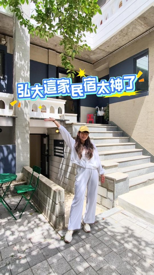 2019住過的弘大民宿，我居然又住回來了

來弘大找住宿的時候，
我第一個想到的居然是這一家！

因為我在 2019 年來韓國的時候，就住過 BAROATO，
沒想到隔了這麼多年，這次再次找弘大住宿，
居然又讓我想到它！

尤其這次我們有一個很重要的條件，
就是要找 三張單人床的房型。

這種房型在弘大真的不算好找，
很多住宿不是雙人床，就是要大家一起睡，
所以看到 BAROATO 有三張單人床，我就覺得很可以！

而且它整體就是我很喜歡的那種韓國文青小宅風，
不是豪華飯店，但就是很有自己的味道。

房間裡三張單人床，
每個人都有自己的位置，
帶朋友、家人一起住都很方便。

而且它離弘大入口站也沒有很遠，
逛街、吃東西、搭地鐵都很方便。

最有趣的是，
明明 2019 年住過一次，
隔了這麼多年，我居然又選了同一家。

有些住宿就是這樣，
不一定要多浮誇，
但會讓你再次來韓國的時候，
第一個就想起它。

如果你也在找弘大住宿，
又剛好需要三張單人床，
這家真的可以放進你的名單裡！ 🇰🇷🤍

#首爾旅行 縮圖