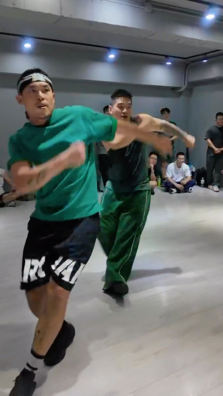 杰恩的熱舞社，今晚由我來分享非非，
以Afro的基底，融入幾個律動練習～
跳完通體舒暢，分享滿滿的愛給你們

#Yella FG -meta boy 
非常適合週五的夜晚，
工作之餘放下生活中的累與煩悶，
一起把身體交給音樂，
互相撞擊，想受當下🎵

#afrostyle 縮圖