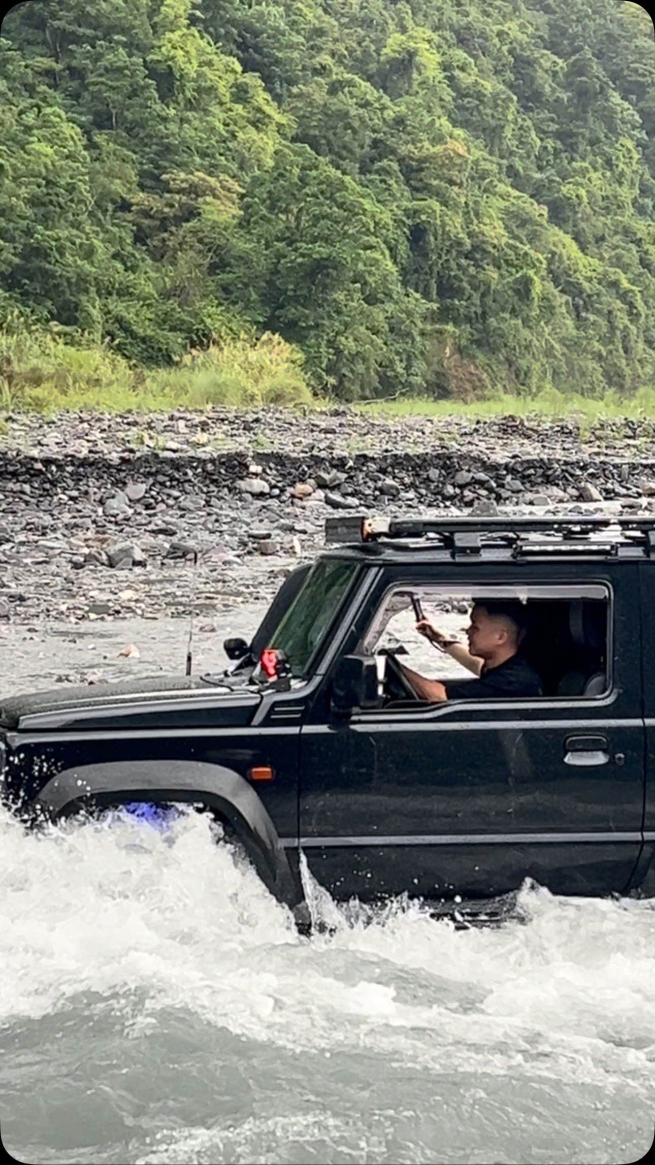 很棒一滴咖啡都沒灑出來😏
#jimny #角落怪物 #jimny4x4 #jimnyoffroad #jimnyjb74 縮圖