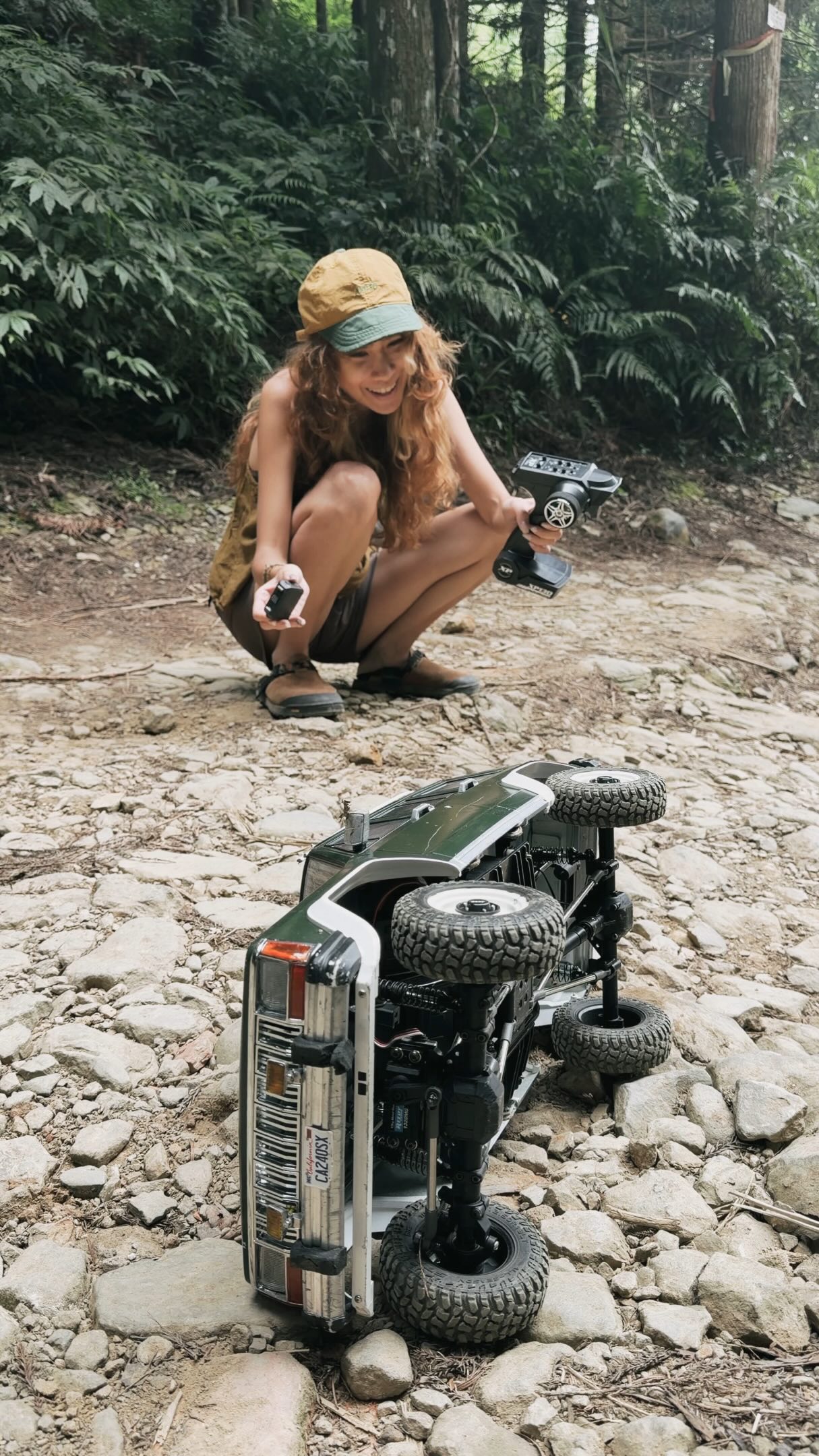 這是我前年收到最快樂的成年人玩具🚜🎮💨🕹️
把 DJI Osmo Nano 吸在遙控車上直接狂奔
不用沉重設備、不用複雜架設,
小到隨手塞口袋,想到就拍、看到就吸上去出發
那天我們在林道裡玩了快 2 個小時,
一路顛、一路甩、一路翻,
這顆小傢伙的防抖能力真的超乎預期
而且我最喜歡的是它相機主體和顯示螢幕可以分離的設計
把輕巧的鏡頭模組拆下來之後,
很多原本放不上去、拍不到的角度突然都成立了
吸在車身、貼近地面、藏進輪拱旁邊,
直接把視角壓低到像真的越野車在穿越地形
沒有那種「先架設備、先準備拍攝」的壓力,拿起來就拍,拍完就收,
把原本會錯過的瞬間全部留下來
以前一直覺得第一人稱視角要很多器材才能做到,
現在一顆小小的 DJI Osmo Nano,
直接把玩車變成像在拍電影
身為遙控/越野的車主你,還不趕快來一台 縮圖