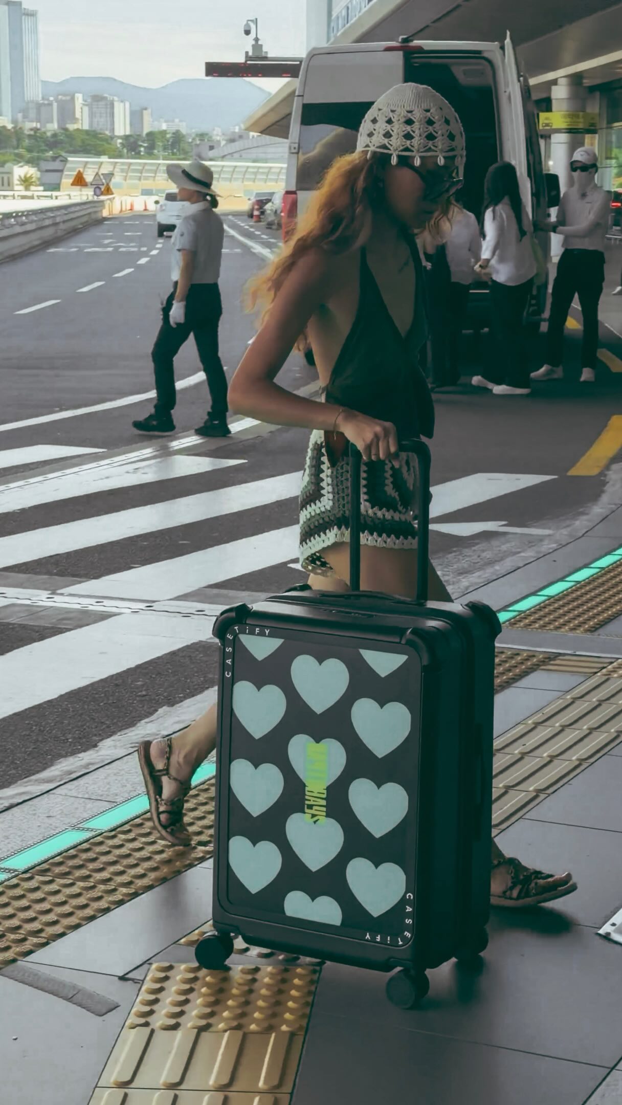 如果旅行一直在趕路那行李箱就要比我更會走
好推好拉滑過機場一路估溜,從登機、轉機到落地直接丟上車
CASETiFY Bounce 行李箱
除了可以客製化讓你的和別人的不一樣,
還有終身保固
旅行可以一直走,
行李箱也陪你一直走。
@casetifytravel @casetify_taiwan 縮圖