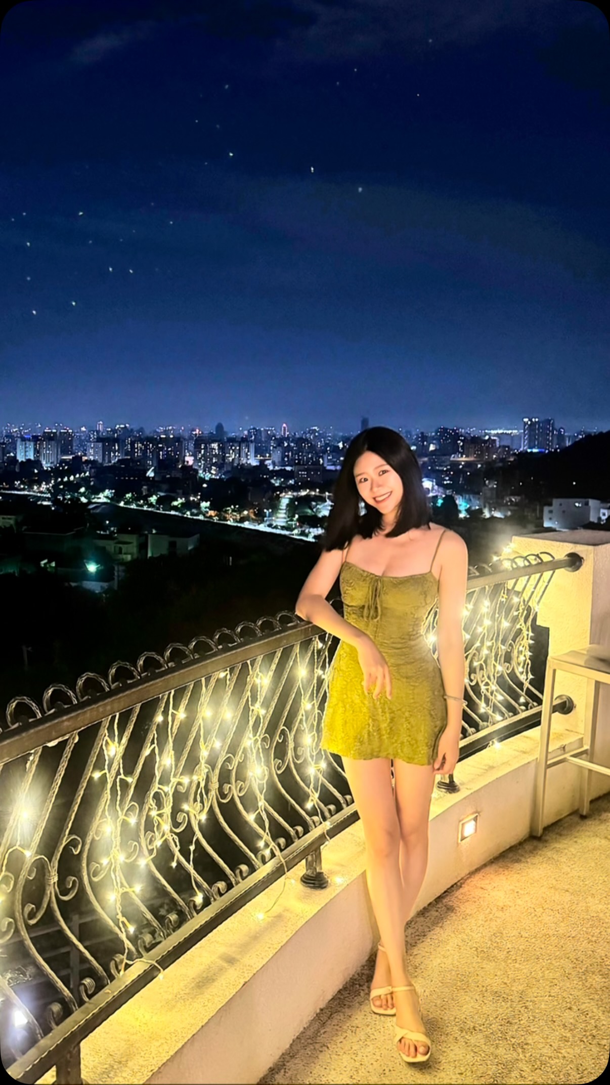 二訪·台中超美夜景餐廳
手機鏡頭的保護貼碎裂，剛好在照片中形成了點點星空🤭

對這裡的印象就是路很好走，超適合約會跟朋友聚餐！
尤其聖誕節的時候，非常美麗～
-
📍眺高·台中市北屯區部子路700巷11弄36號
⏰一-四16:30-0030/五16:30-01:00/六日11:30-01:00 縮圖