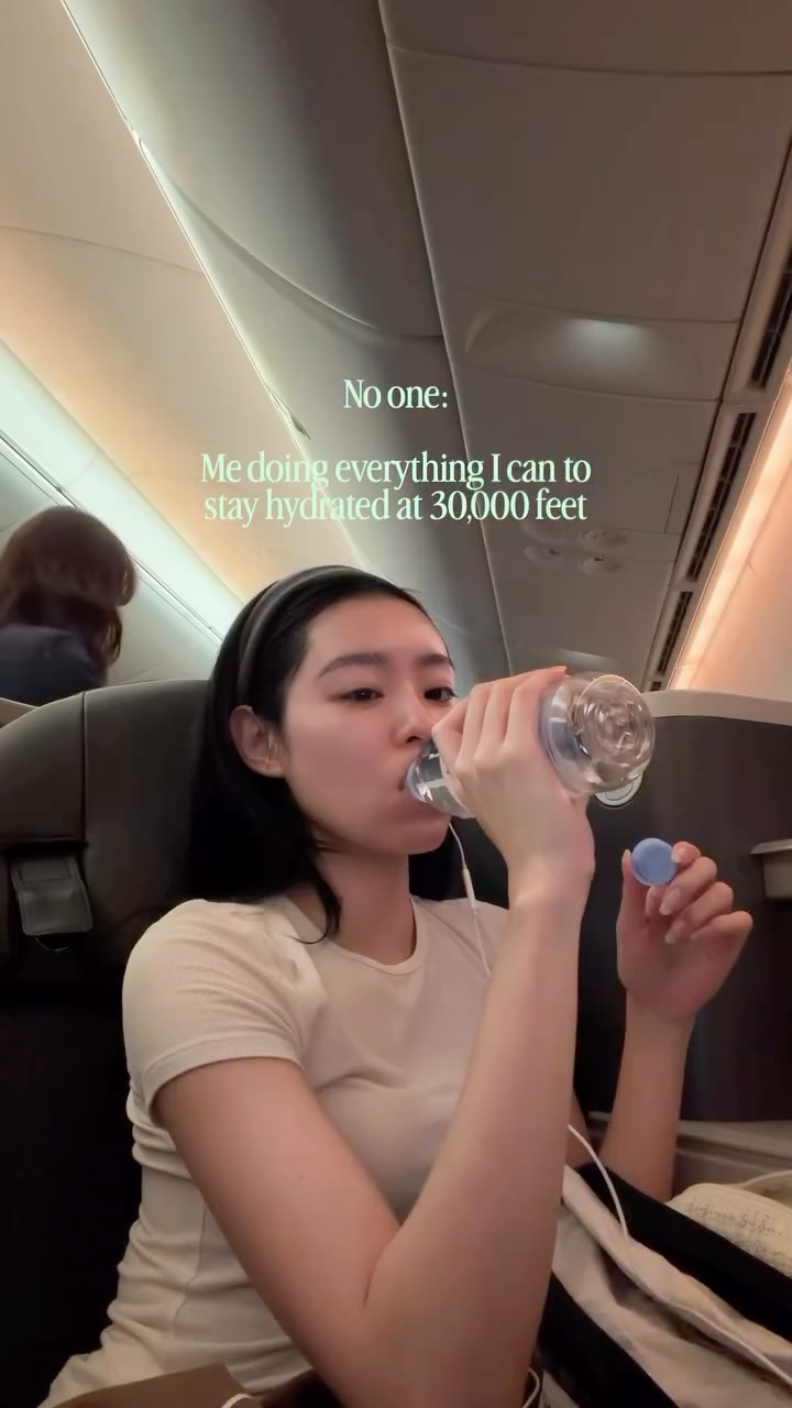 bro sitting next to me was not prepared for the skincare routine
mist @purcell.global
lip @superegg
hand @officialbyredo
#skincareroutine #aircare #skincaretips 縮圖