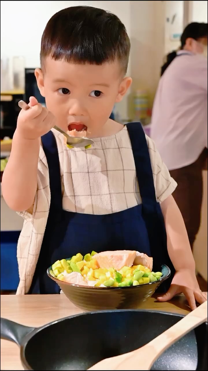 🏠爸媽請收藏❗️留言 【+1】，我把兩道完整的食譜 & 9/25 免費挪威海鮮展覽資訊傳給尼❗️
終於跟嬰一起做料理，讓嬰實現超真實家家酒體驗🤣
▪️
這次帶著嬰一起體驗親子料理，跟著星級主廚認識來自寒冷純淨海域的挪威鮭魚、鯖魚🇳🇴
挪威四周有綿延的海岸線，加上冷冽又清澈的海水，提供了冷水魚類很棒的生長條件🌊
以前只知道挪威海鮮好吃，這次算是連「它們從哪裡來」都一起上了一課😆
▪️
🍚 挪威鯖魚菜飯
挪威鯖魚除了身上有很好辨認的虎斑紋，吃起來肉質很紮實，油脂香氣也很迷人～
鯖魚煎到外酥內嫩，再加入配料大火快炒，一鍋煮的料理是母親們的必備吧
🥑 鮭魚 Poké Bowl
更簡單只要烤烤（或煎煎）切切擺擺的一道也請必須會🤣搭配酪梨、芒果、毛豆等食材，繽紛又清爽，在家也能輕鬆完成✅
挪威鮭魚除了大家常聽到的 Omega-3，也富含蛋白質及維生素A、D、B12等營養，重點是料理變化很多！
▪️
當然廚藝教室最最開心的還是看著寶寶一口接一口大口吃😆
親子一起做料理、一起吃飯，簡單的小體驗也能變成很可愛的回憶🤍
▪️
9/25 起還有免費的探索挪威海鮮品牌展覽🇳🇴
想帶小朋友一起認識挪威海鮮、玩一玩，當天還有集章等有趣的活動
記得截圖收藏這篇貼文！活動期間到展覽現場出示截圖，就能獲得挪威海鮮限定贈品喔！
▪️
Tag想一起去的朋準備出發囉❗️

#挪威海鮮 #挪威鮭魚/鯖魚 #產地決定品質 #SeafoodfromNorway 縮圖