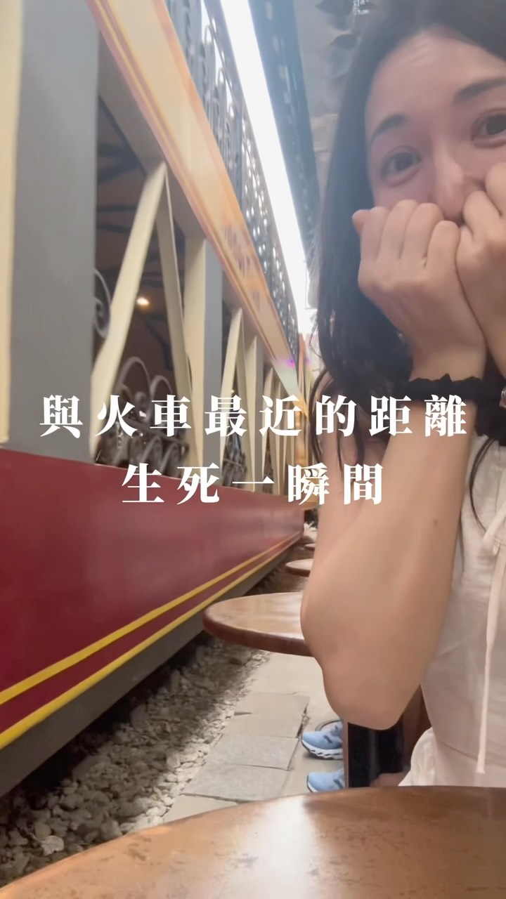 火車貼臉是真的!
第一次離火車這麼近
好刺激 有一咪咪危險
近到差一點就可能被撞飛
(真的冒著生命危險在拍🥹
有來的人:選好位置、叫好飲料
坐等火車經過 絕對 \近到包君滿意/
然後我就問 一年有多少人被撞(?
#hanoi #trainstreet #夭壽近 #trainstreetcoffee
#火車街 縮圖