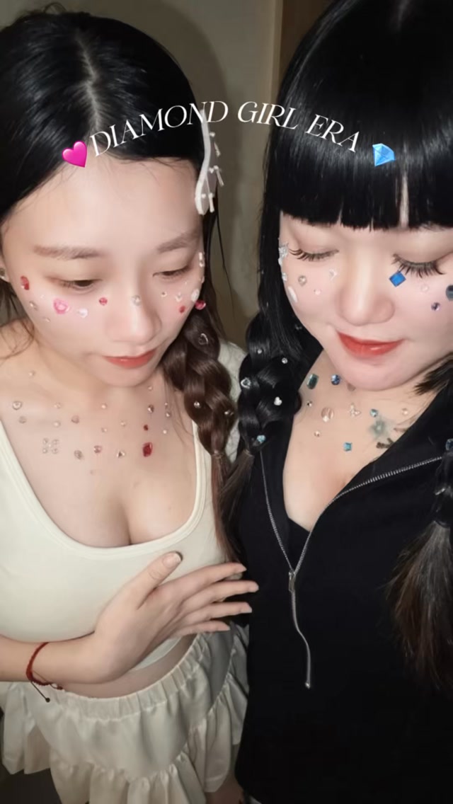𝒀𝟐𝑲 𝑫𝒊𝒂𝒎𝒐𝒏𝒅 𝑮𝒊𝒓𝒍𝒔 💎✨

今天不當普通女孩
今天當閃到不行的鑽石女孩🩵💎

一個粉色系💗 一個藍色系💙

但不得不說女生一起變漂亮真的太快樂了🥹✨

#y2k #y2kgirl #閨蜜 #鑽石 #閨蜜日常 縮圖
