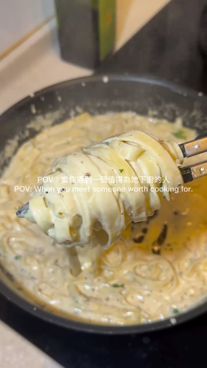 當你遇到一個值得為她下廚的人
連做飯都變成了一件浪漫的事
奶油鮭魚寬扁麵 Creamy Salmon
Fettuccine
食材
* 寬扁麵 200g
* 鮭魚 2 條
* 蒜末 4 瓣
* 鮮奶油 200cc
* 帕瑪森起司 30g
* 無鹽奶油 30g
* 鹽 適量
* 黑胡椒 1/2 茶匙
* 綜合義式香料 1 茶匙
* 巴西里
* 辣椒碎
🐟鮭魚醃製
* 橄欖油
* 鹽
* 黑胡椒
* 蒜粉
* 甜紅椒粉
做法
1. 鮭魚擦乾,薄薄抹上橄欖油,以鹽、黑胡椒、蒜粉、甜紅椒粉醃製約 10 分鐘。
2. 鹽水煮細扁麵至包裝時間前 2 分鐘,並保留一些麵水。
3. 平底鍋中火加熱,放入鮭魚煎至兩面漂亮金黃,取出備用。
4. 原鍋加入奶油與蒜末炒香。
5. 倒入200cc鮮奶油,煮至微滾。
6. 加入鹽、黑胡椒、綜合義式香料、帕瑪森起司,關小火攪拌均勻。
7. 放入細扁麵翻拌收汁;太濃就分次補麵水。
8. 盛盤後把鮭魚放在麵上,再撒巴西里、辣椒碎。
#鮭魚 #奶油鮭魚義大利麵 #自煮生活 #簡單料理 #食譜 縮圖