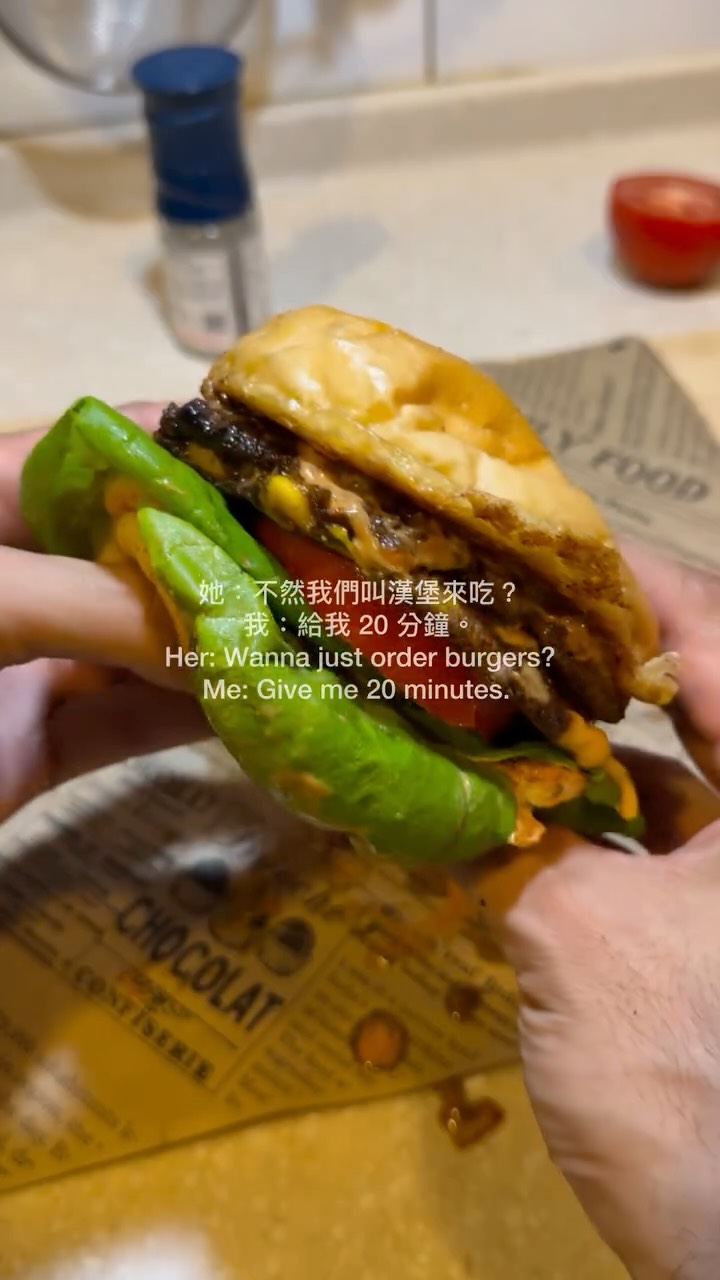 快速搞定的一頓晚餐,卻有種瞬間來到美式復古小餐館的感覺 🍔
美式碎壓漢堡Smash Burger
食材:
* 牛絞肉 200克
* 鹽、黑胡椒 適量
* 白洋蔥
* 番茄
* 生菜
* 酸黃瓜
* 切達起司
* Brioche 布里歐漢堡麵包
漢堡醬:
* 美乃滋 3 大匙
* 番茄醬 2 大匙
* 黃芥末醬 1 大匙
* 酸黃瓜碎 1 大匙
* 酸黃瓜汁 1 小匙
* 蒜粉 1/2 茶匙
* 甜紅椒粉 1/2 茶匙
* 黑胡椒 適量
* 鹽 適量
👨🍳 做法
1. 將美乃滋、番茄醬、黃芥末醬、酸黃瓜汁、鹽、黑胡椒、甜紅椒粉和蒜粉混合均勻,放置一旁備用。
2. 洋蔥切絲,鍋中加入奶油和食用油,以小火慢炒約 20 分鐘,炒至洋蔥柔軟並呈現金黃色,取出備用。
3. 將牛絞肉分成 2 份,塑形成肉排,兩面撒上鹽和黑胡椒調味。
4. 熱鍋後放入牛肉排,煎至底部焦香上色後翻面,放上切達起司,續煎至起司融化、牛肉熟透即可。
5. 使用同一個鍋子,加入少許奶油或食用油,將漢堡麵包切面煎至金黃。
6. 依序放上下層麵包 → 漢堡醬 → 番茄 → 生菜 → 2 片起司牛肉排 → 焦糖洋蔥 → 漢堡醬 → 上層麵包,組裝完成即可享用。
#smashburgers #美式料理 #簡單料理 #快速料理 #漢堡 縮圖