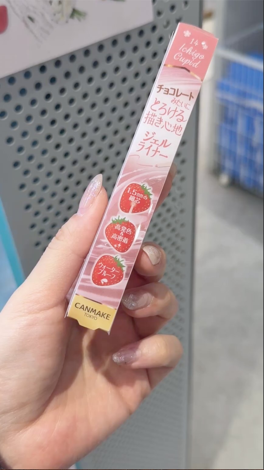 草莓色眼線膠筆🍓
很適合畫在下眼線的位置
超自然的黏膜色
讓眼睛有自然放大立體的效果

@canmake_taiwan 
#激細滑順眼線膠筆 縮圖