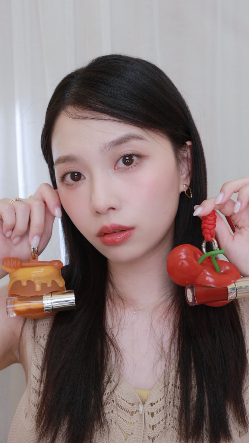 這個果凍唇油隨身鏡太可愛😍
乾唇很需要的美唇油
上起來滋潤又不黏膩
帶透感的顏色也非常百搭實用💕

@clarinstw 縮圖
