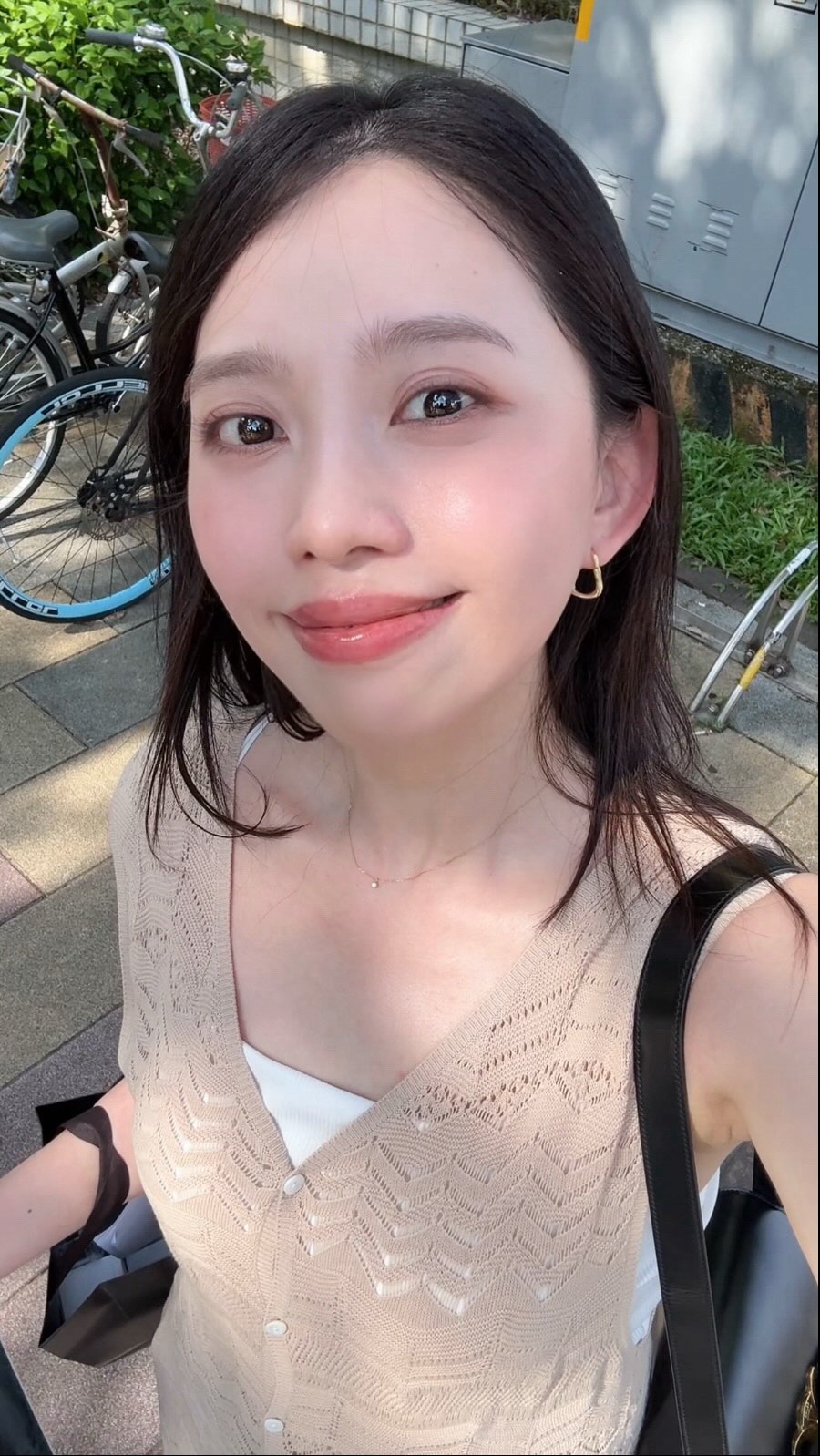 一年四季都要好好擦的防曬🌞
平常最怕遇到厚重、悶熱的質地
尤其是後續上妝必須也要跟粉底們好好相處
已經默默用到第二瓶的#美博士 #清爽防曬乳
高防曬係數居然可以這麼清爽
這款是結合物理與化學防曬的配方
清透水凝乳質地
推開後偏水狀延展性非常好
平常習慣半邊臉使用大約一根手指的用量
上臉後非常舒適、完全不悶黏！
它帶半透明感，就算是為了加強防護力而厚塗
也完全不用擔心會有泛白的狀況🥹
除了質地討喜，裡面的成分也很厲害！
添加了美博士獨家專利成分
不但能預防紫外線傷害
更有實驗證明可以對抗肌膚老化
而且後續接著上妝也完全不會起屑
反而因為提供了剛剛好的保濕度
能讓底妝變得更加服貼透亮✨
最讓人安心的是它無添加色素、酒精與香精，成分非常單純
很適合每天日常使用就能達到很好的防護力💖

https://drmay.tw/XxKZa
@drmaytw 縮圖