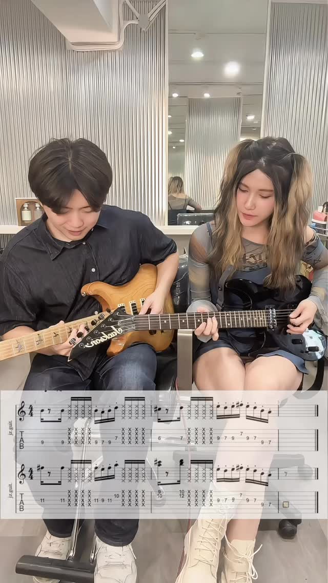 來自音符的旋律__襯托出的金屬光澤灰髮色 🎼
🎸這次分享給大家不只是新的演奏也是新的髮色
25-26年冬季男士必備的金屬光澤感灰色系髮色,
低調卻極具存在感像銀河裡的金屬光澤
將男士紳士的力量與性感的張力拉滿,
冷靜的灰調裡,藏著不可忽視的存在感。
延續 Y2K 質感 × 都會極簡風格,
我們以 多層次灰調混光技術
打造髮絲間的金屬霧感。
自然光下灰調融合、室內燈下金屬閃耀,
無論正裝或街頭,都散發高級氣場 ✨
#銀河灰髮色 #男士染髮 #灰色系染髮 #韓系質感髮型 #男生染髮 縮圖