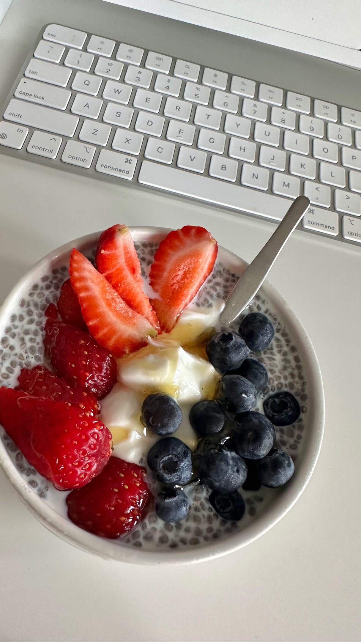 💚 Matcha protein chia pudding
Ingredients (3 servings):
🍵 1 scoop matcha protein powder
🌱 3 tbsp chia seeds
🥛 200ml unsweetened soy milk
Mix everything together and refrigerate for 2–3 hours or overnight. Divide into 3 portions and add your favourite toppings ✨
I added blueberries, walnuts & mini peanut butter cups 🫐🥜
Per serving:
~200 cal
~15g protein
💚 抹茶高蛋白奇亞籽布丁
簡單、有飽足感,運動前吃也很適合 🎾
食材(3份):
🍵 抹茶高蛋白粉 1匙
🌱 奇亞籽 3大匙
🥛 無糖豆漿 200ml
全部攪拌均勻,冷藏 2–3 小時或隔夜,再分成 3 份,加上自己喜歡的配料就完成啦 ✨
我加了藍莓、核桃和迷你花生醬巧克力 🫐🥜
每份約:
~200 大卡
~15g 蛋白質
很適合當點心、運動前補充,或想吃點甜的又想有飽足感的時候 💚
#proteinsnack #tennis #fitgirl #healthy #健康生活 網球 台灣 台北 健身 教練 減肥 減脂 cutting recipe protein healthy fitness coach 縮圖