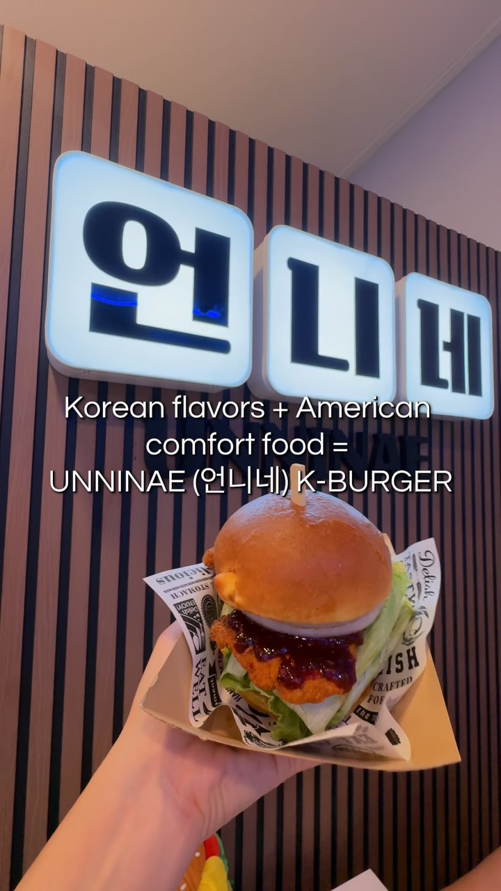 Korean burgers?! Okayyy, this was WAY too good 🇰🇷🍔🔥
Found this K-Town gem @unninae_kburger and we had to try their must-have Top 3 burgers:
🍔 Bulgogi Burger — juicy, savory & packed with Korean flavor
🍤 Shrimp Burger — crispy, juicy and sooo satisfying
🔥 Bulsae Burger — Bulgogi + Shrimp together… literally the best of both worlds
And the sides?! Gimmari, colorful rice cakes + spicy potato chips made the whole combo even better. 🤤
Such a fun Korean twist on a classic burger and definitely a spot I’d come back to!
📍 UNNINAE (언니네) K-BURGER
3438 Wilshire Blvd, Los Angeles, CA 90010
Which one would you try first : Bulgogi, Shrimp or Bulsae? 👀
韓式漢堡居然可以這麼好吃?!🇰🇷🍔🔥
這次在 K-Town 發現了 UNNINAE 언니네 K-BURGER,直接把他們家必吃的 Top 3 Burger 都點來試試看,結果每一個都好有特色!
🍔 Bulgogi Burger 韓式烤肉漢堡 — 多汁又帶著韓式烤肉鹹甜香氣
🍤 Shrimp Burger 鮮蝦漢堡 — 外酥內嫩,蝦肉口感超滿足
🔥 Bulsae Burger — Bulgogi + Shrimp 一次吃到兩種,選擇障礙直接不用選了 😂
配上炸紫菜捲、彩色年糕和調味薯片,整套真的吃得超滿足!
把韓國口味融進美式 Burger 意外地超搭,喜歡韓國料理又愛漢堡的人可以把這家存起來!❤️
📍 UNNINAE (언니네) K-BURGER
3438 Wilshire Blvd, Los Angeles, CA 90010
你們會先選 Bulgogi、Shrimp 還是 Bulsae? 👀
##KoreanFood##KtownLA#LABurgersLAEatsLosAngelesFoodie 縮圖