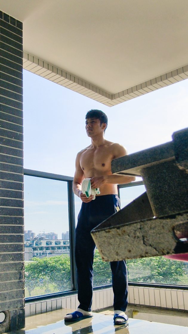 其實洗手台也是！！！
雖然磁磚跟地磚沒這麼容易掉
但是只要接觸到就得十分小心
即便是在工地裡磁磚也常常傷人

磁磚的鋒利程度千萬別小看
有時後手套都不一定保護的了
更何況是沒有保護的情況下

還是那句話 安全第一
會說沒事的代表你不知道危險

#教練 縮圖